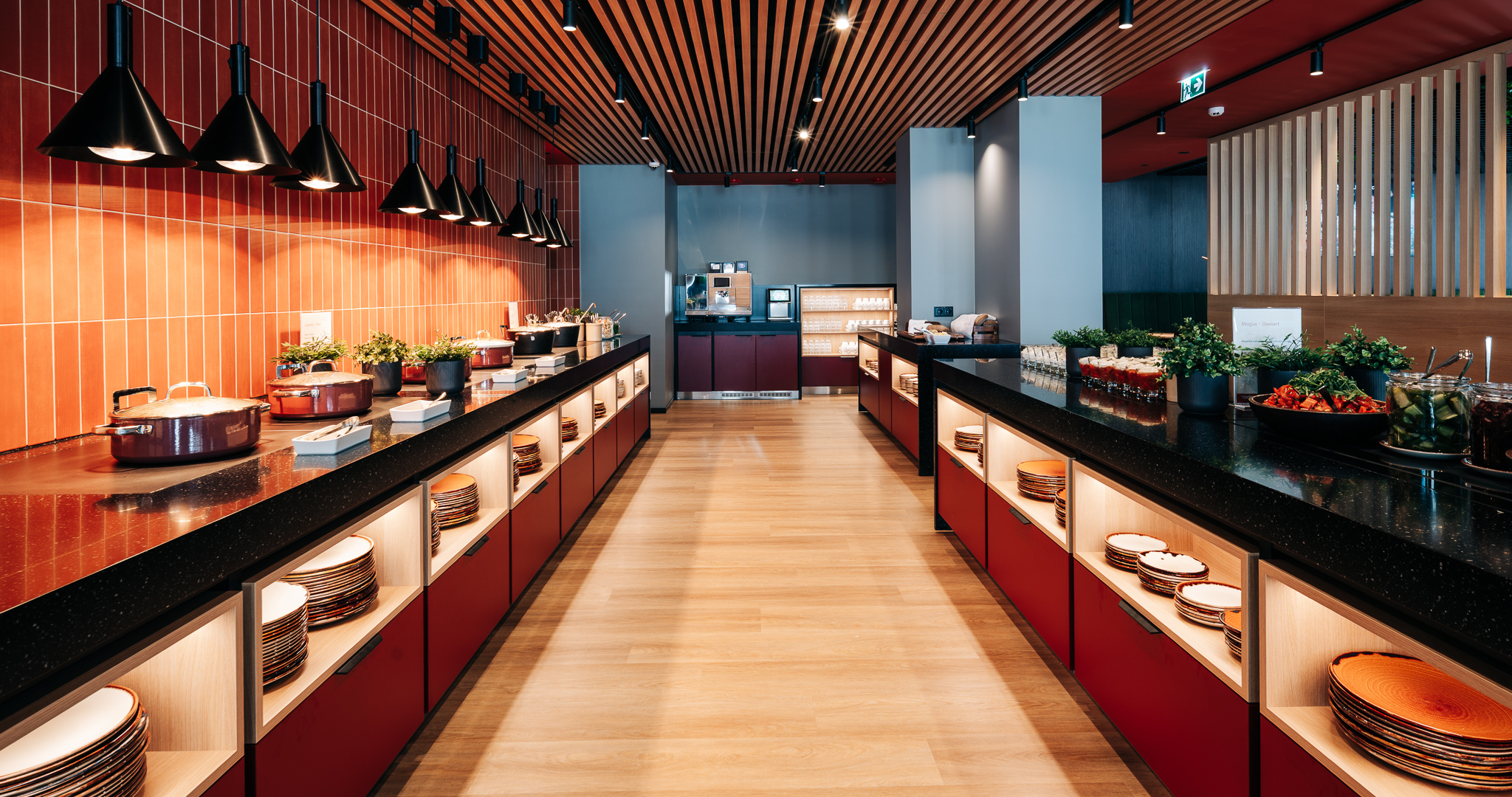Tempo Resto buffet-ala, paremal asuvad külmroad ja salativalik ning vasakul kuum buffet.