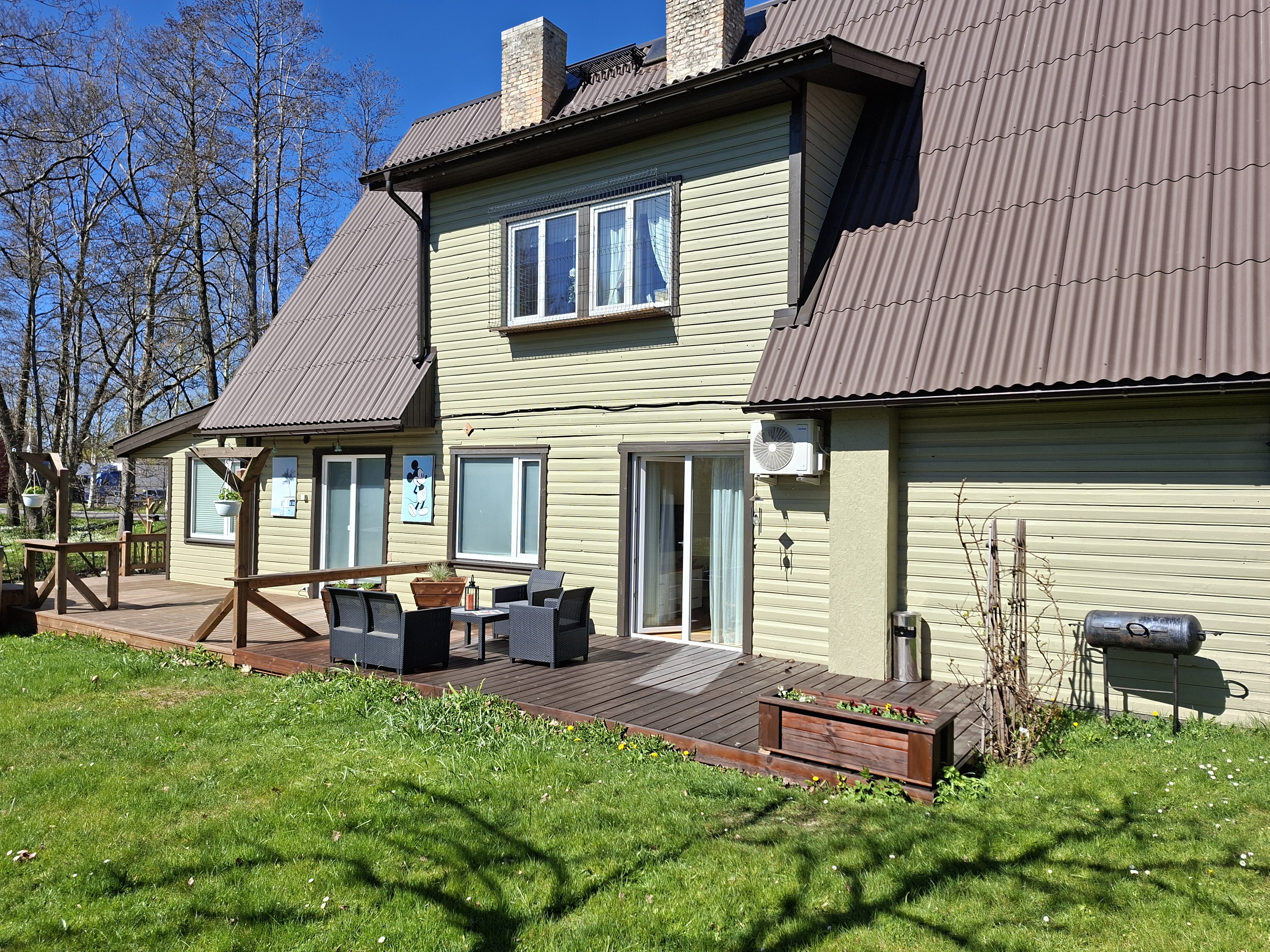 Vaade maja taga olevale terrassile ja grillimisalale
