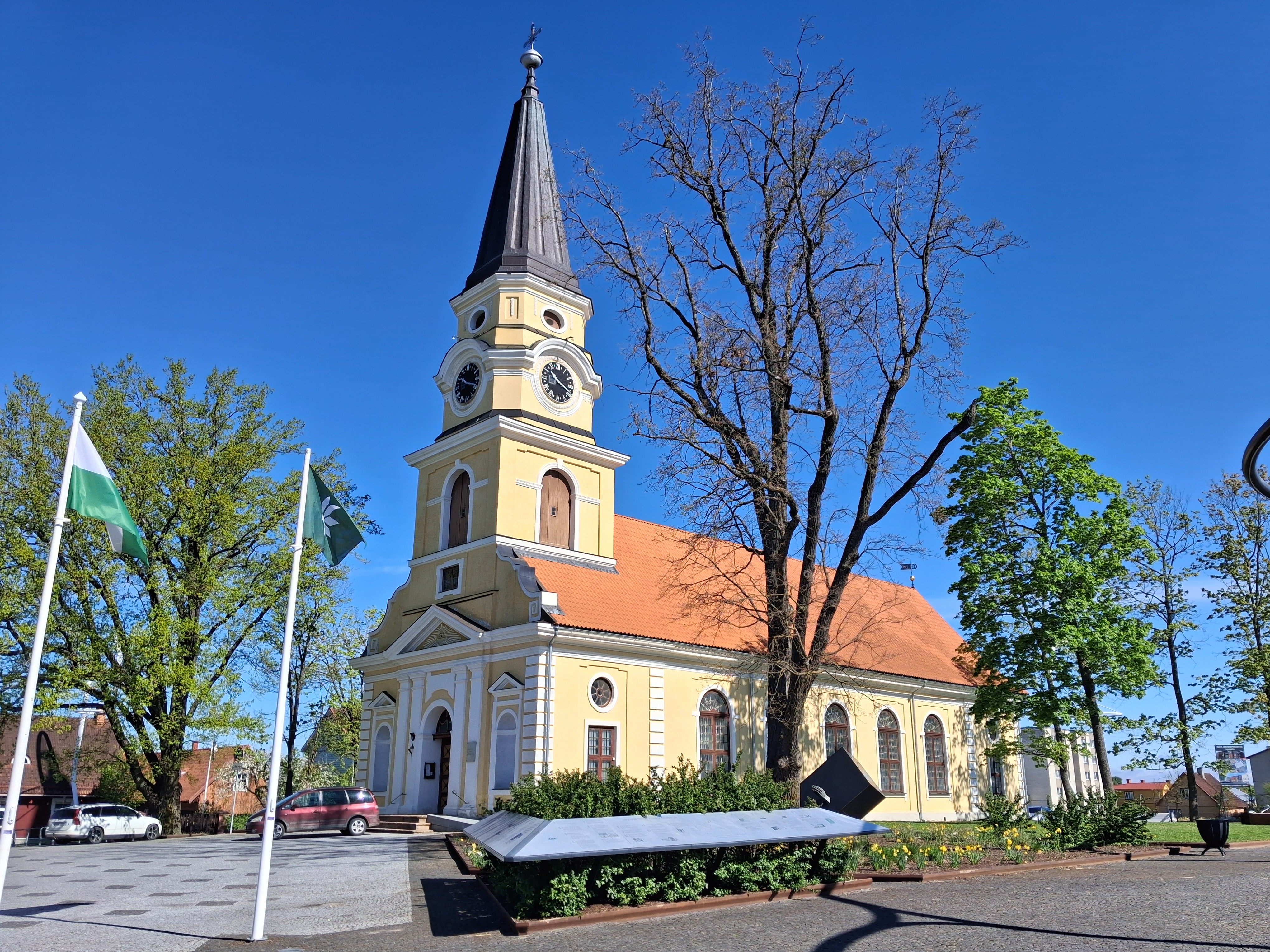 Võru Katariina kirik keskväljaku ääres