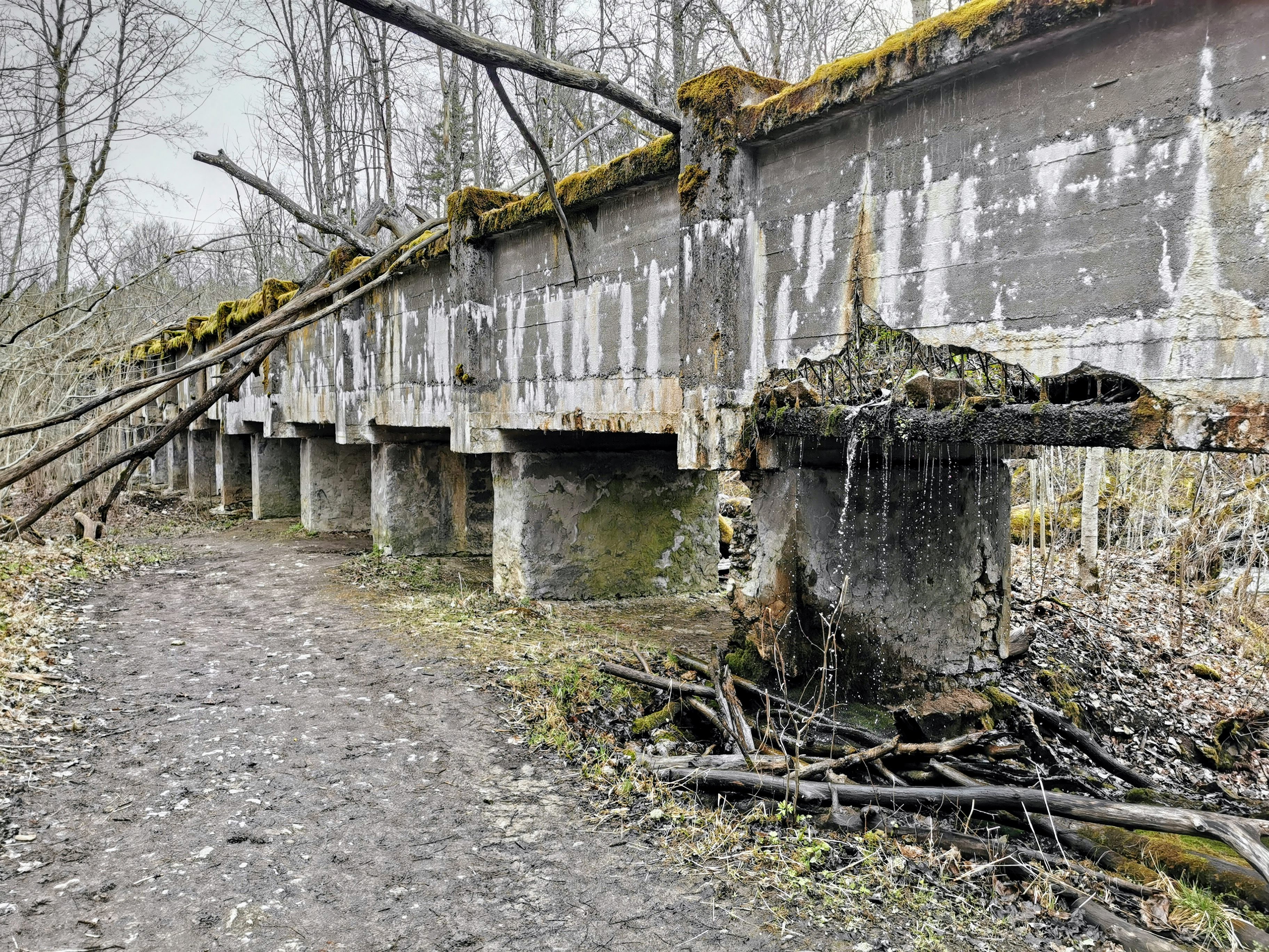 Betona drupas un vecā ūdens kanāla daļas