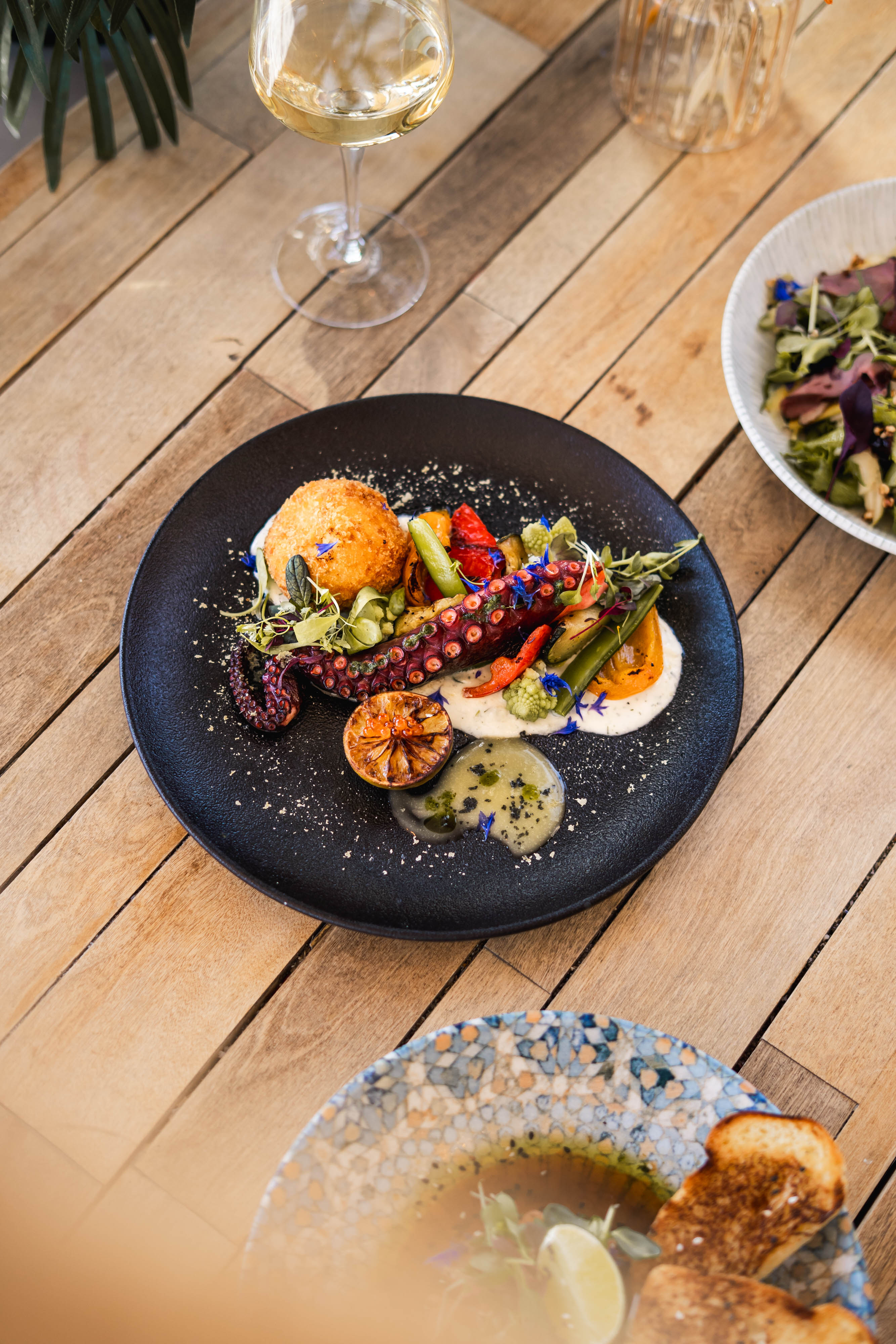 Grillitud kaheksajalg kartuli-mozzarellapalli, röstitud Vahemerepäraste köögiviljade ja ürdikastmega