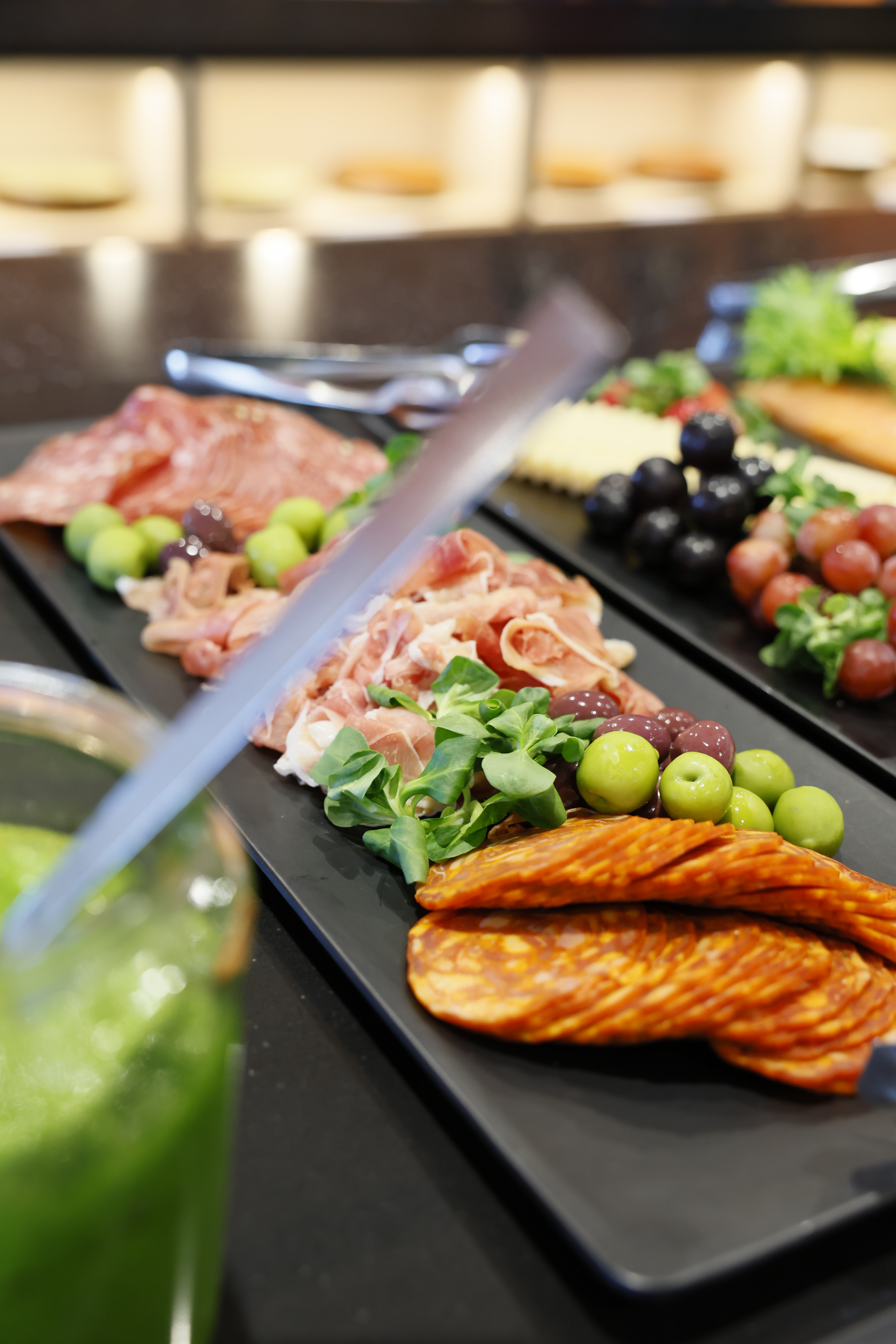 Tempo Resto buffet-vaagen salaami, prosciutto, oliivide, viinamarjade ja värske salatiga restoranis.