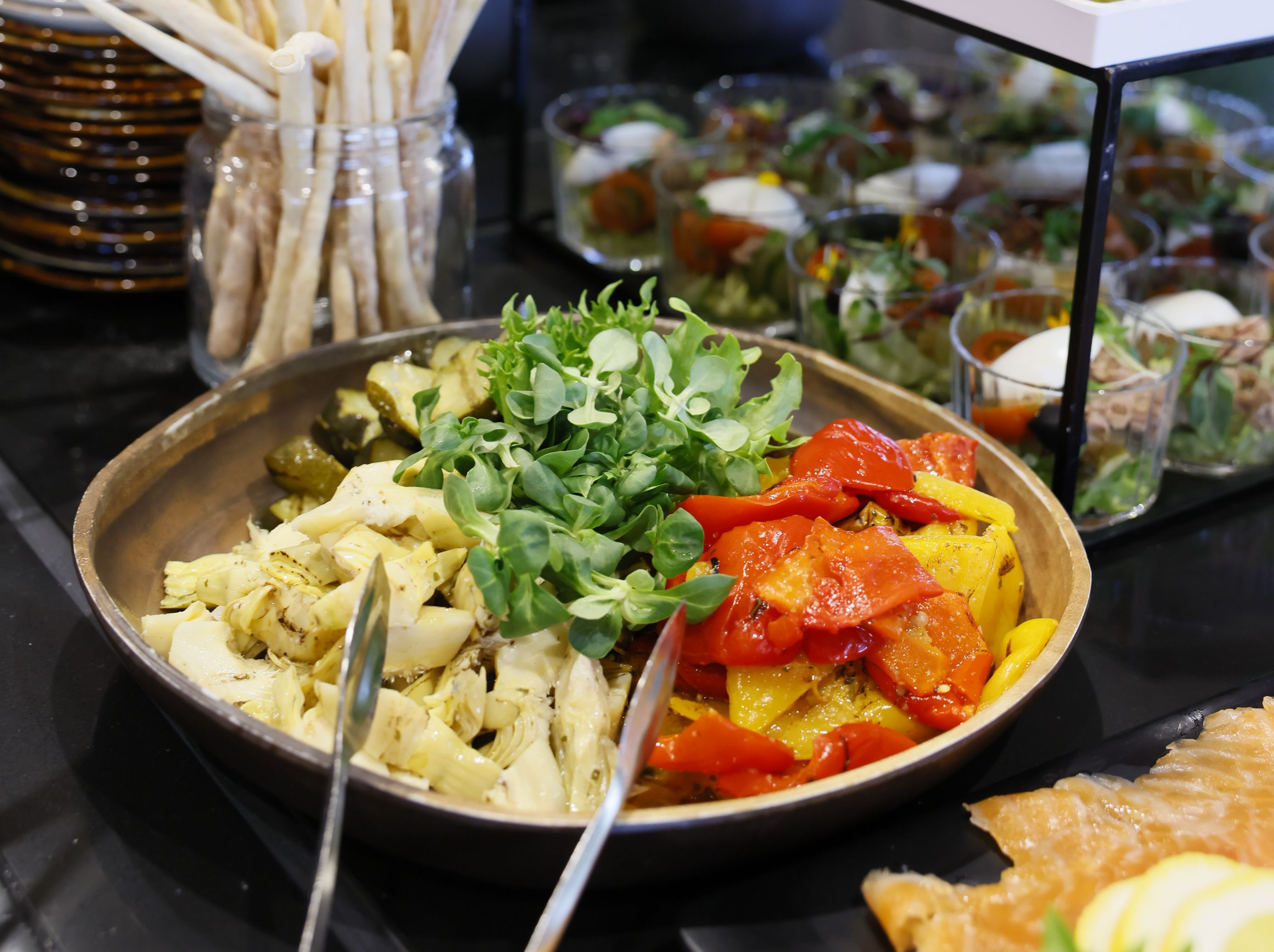 Tempo Resto buffet köögiviljade, grillpaprika, artišoki ja värskete salatitega restoranilaual.