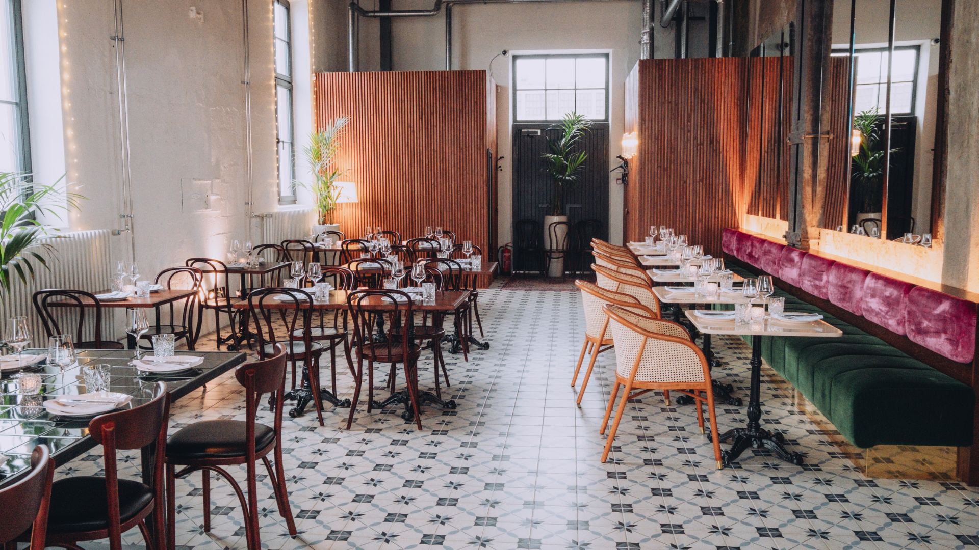 Lore Bistroo avar ja stiilne söögisaal modernse sisekujundusega