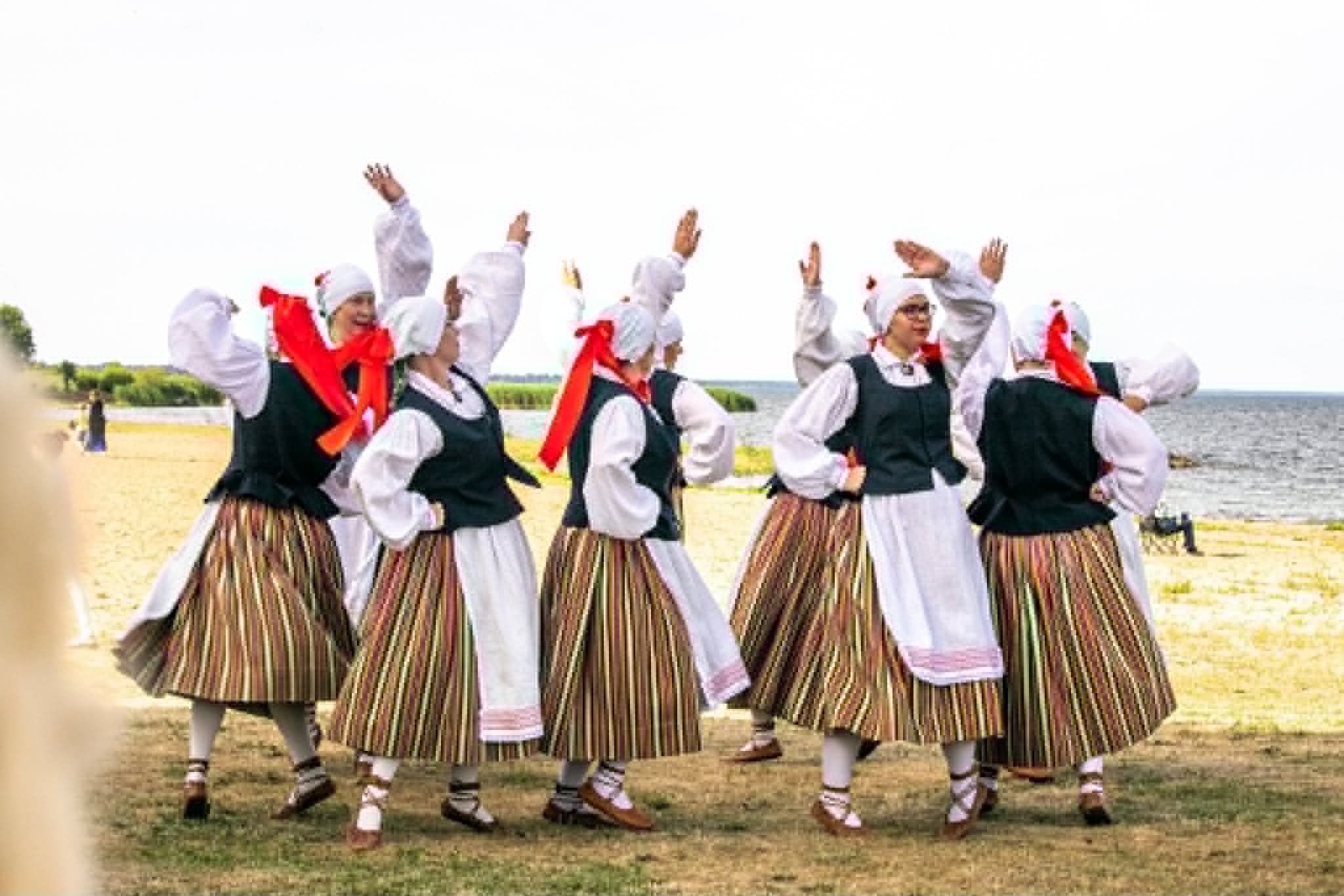 Rahvatantsijad Peipsi Järvefestivalil