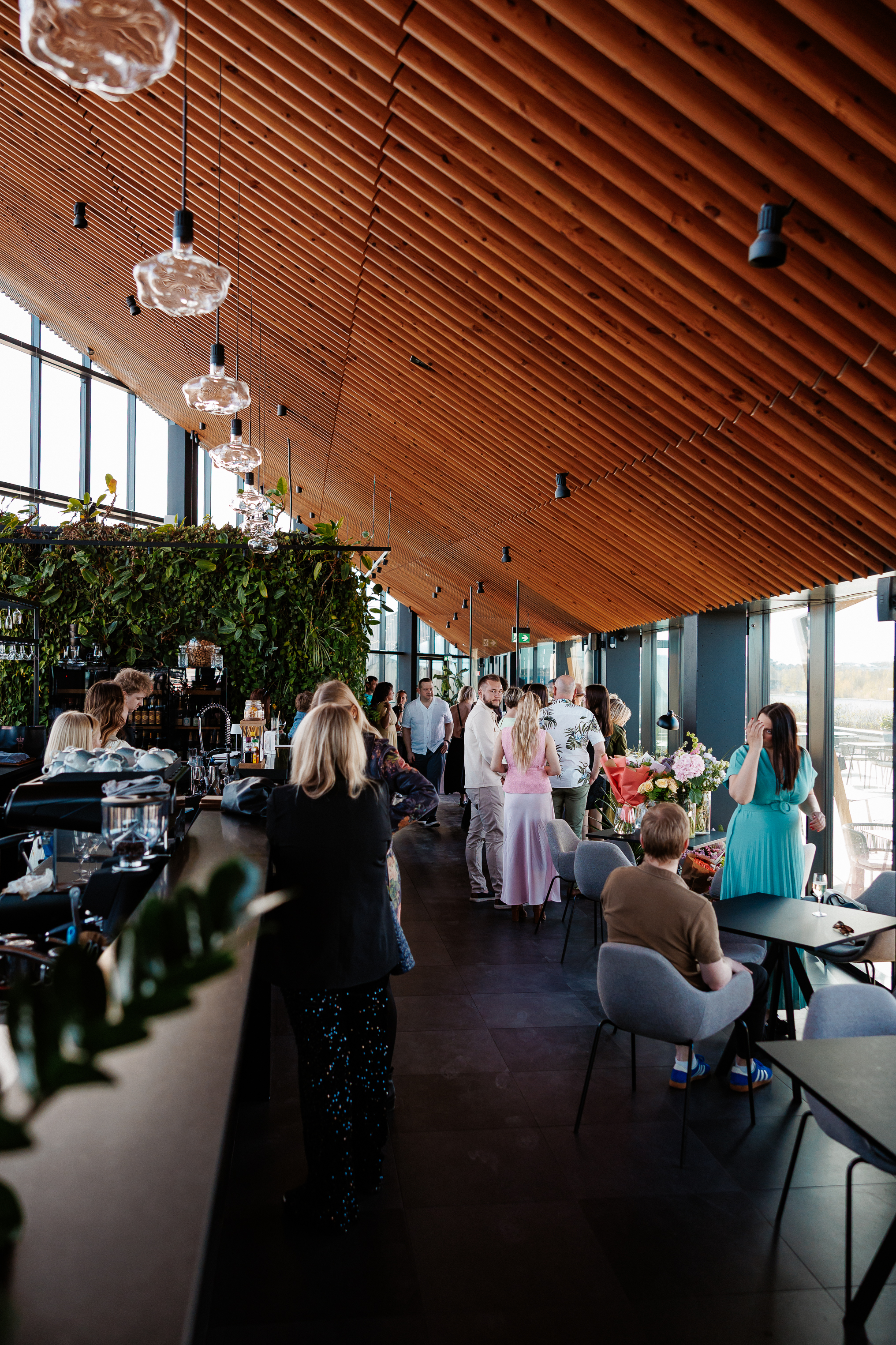 Pier 4/2 restorani avar ja modernne saal koos külalistega