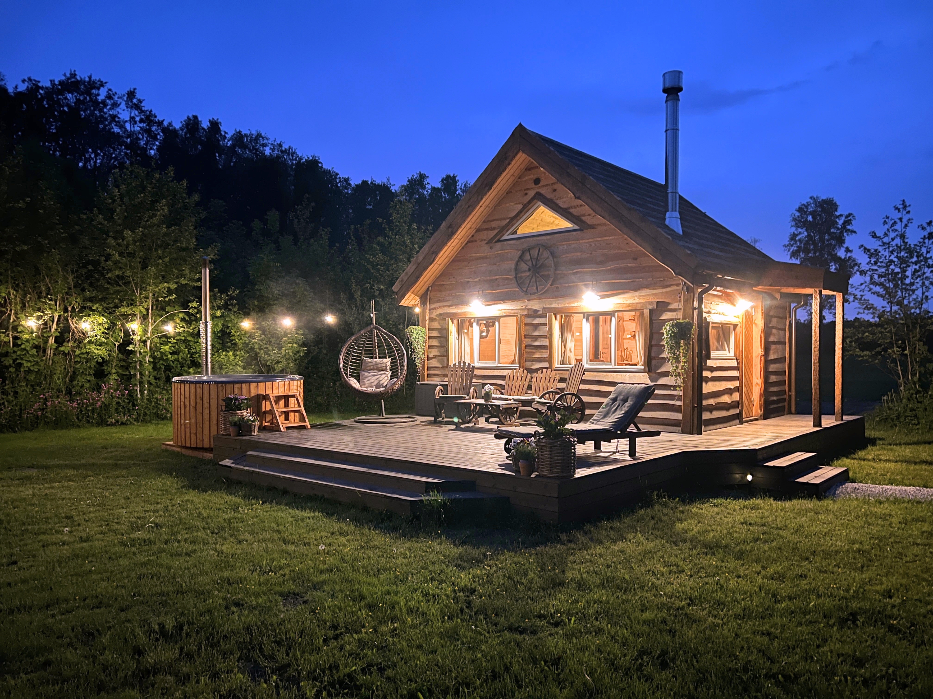 "Hobu House" ir mājīga un privāta atpūtas māja pie meža, tikai 10 minūšu brauciena attālumā no Hāpsalu pilsētas un netālu no skaistā Matsalu nacionālā