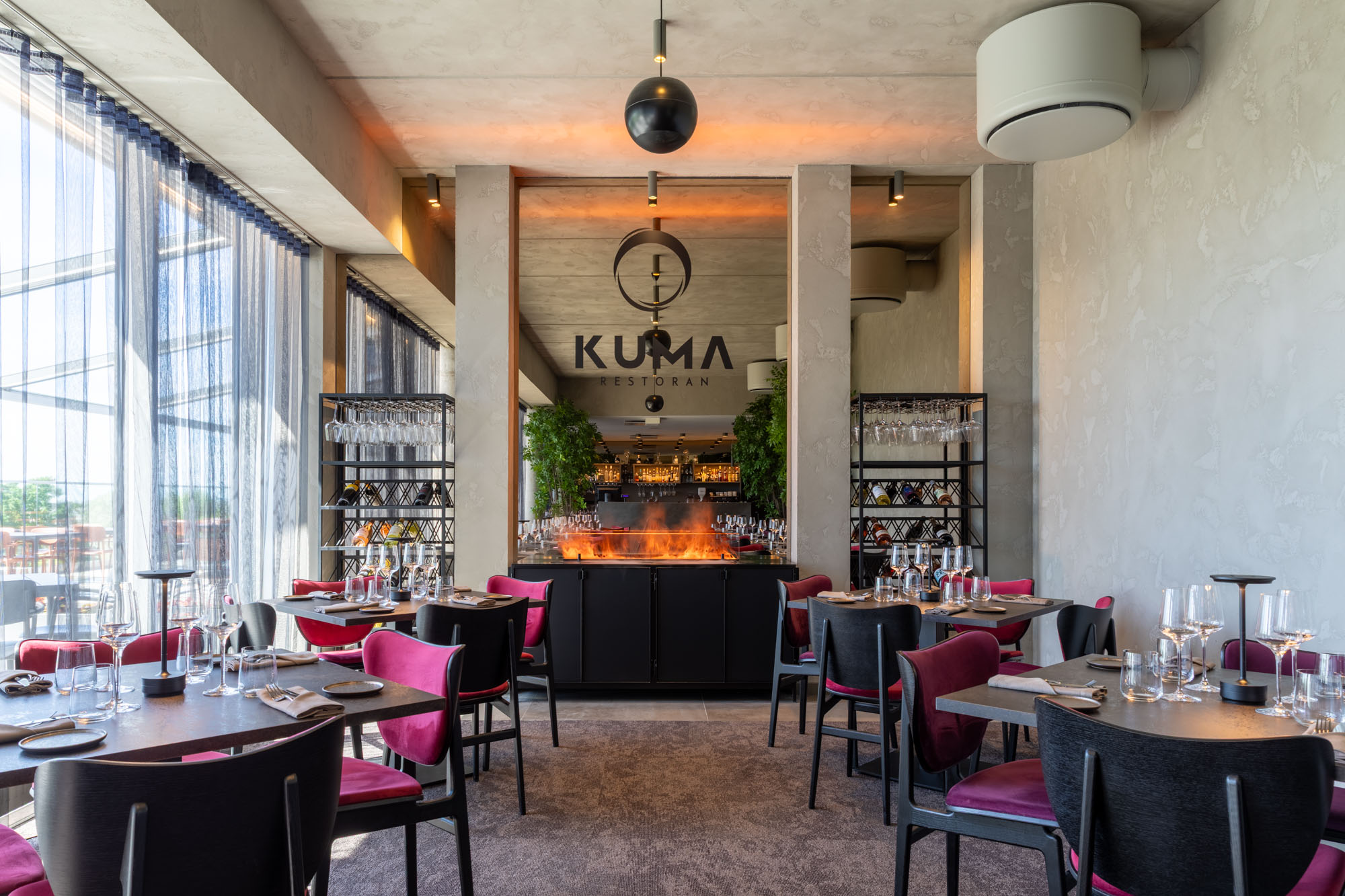 À la carte-restoran Purpur asub Tervise Paradiisi 2. korrusel. Kauni sisekujundusega restoranis on võimalik nautida lummavat merevaadet ning meie peak