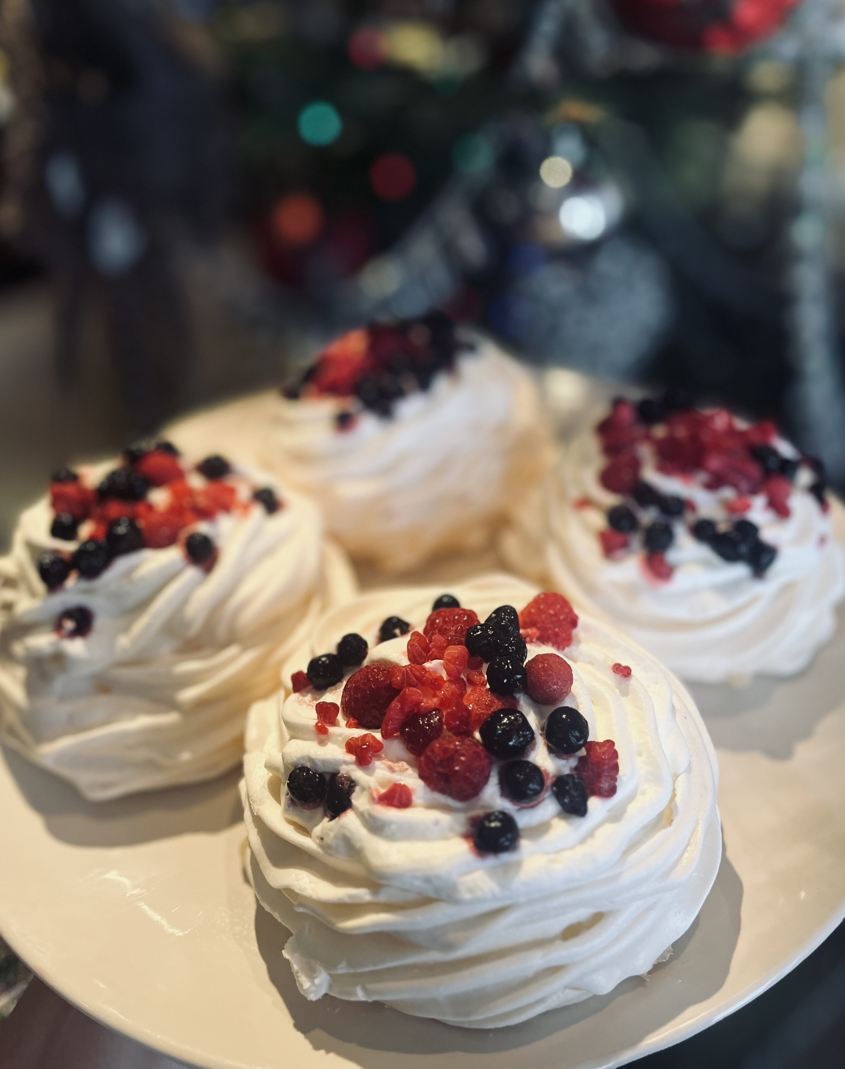 Maitsvad oma aia marjadega Pavlova koogikesed