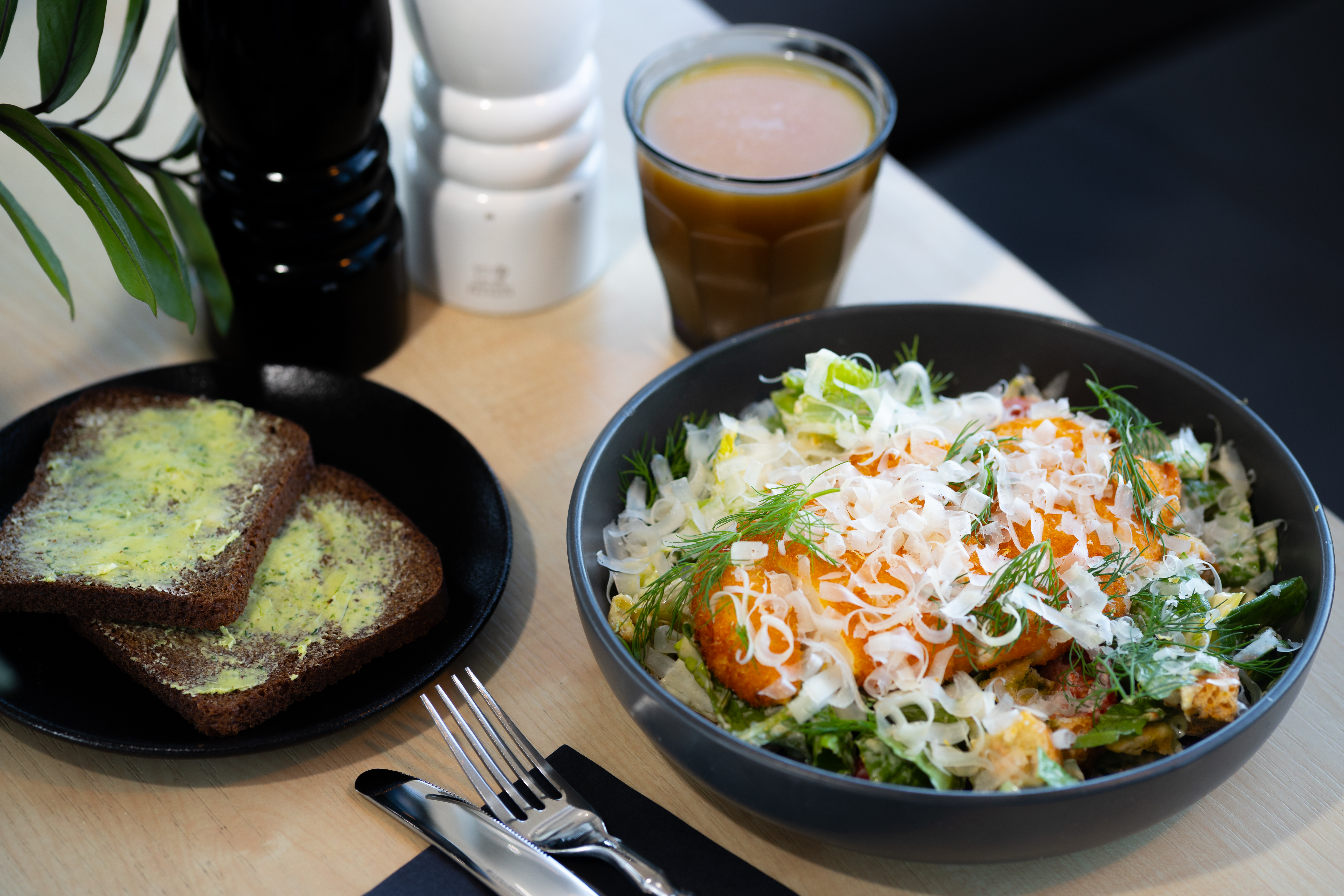 Caesari salat krõbeda kanaga