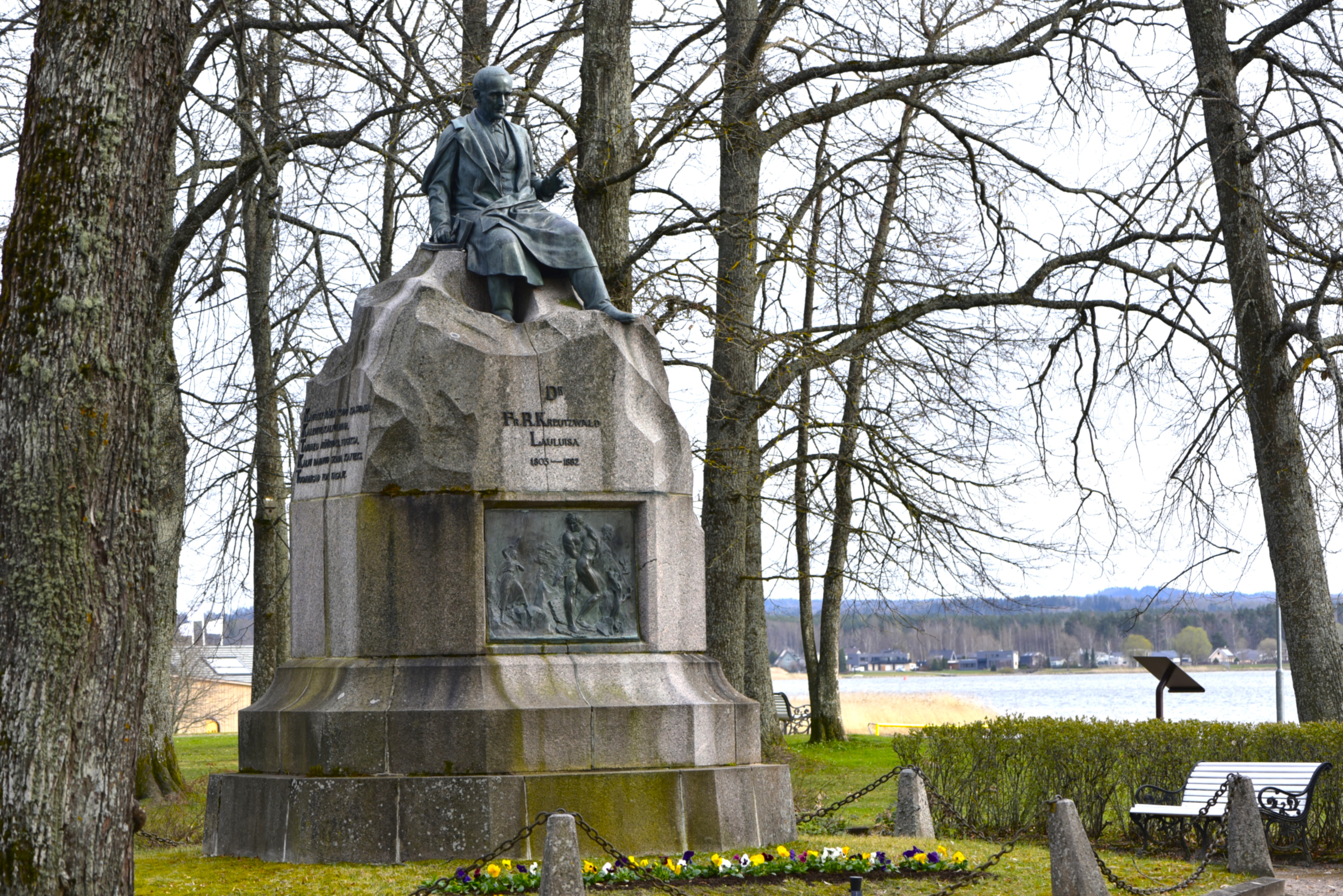 Võru linnapark on selles kohas Tamula kaldal asjunud juba 19.saj. alguses ning esimest korda on see selgelt välja joonestatud 1842.a linnaplaanil. Vää