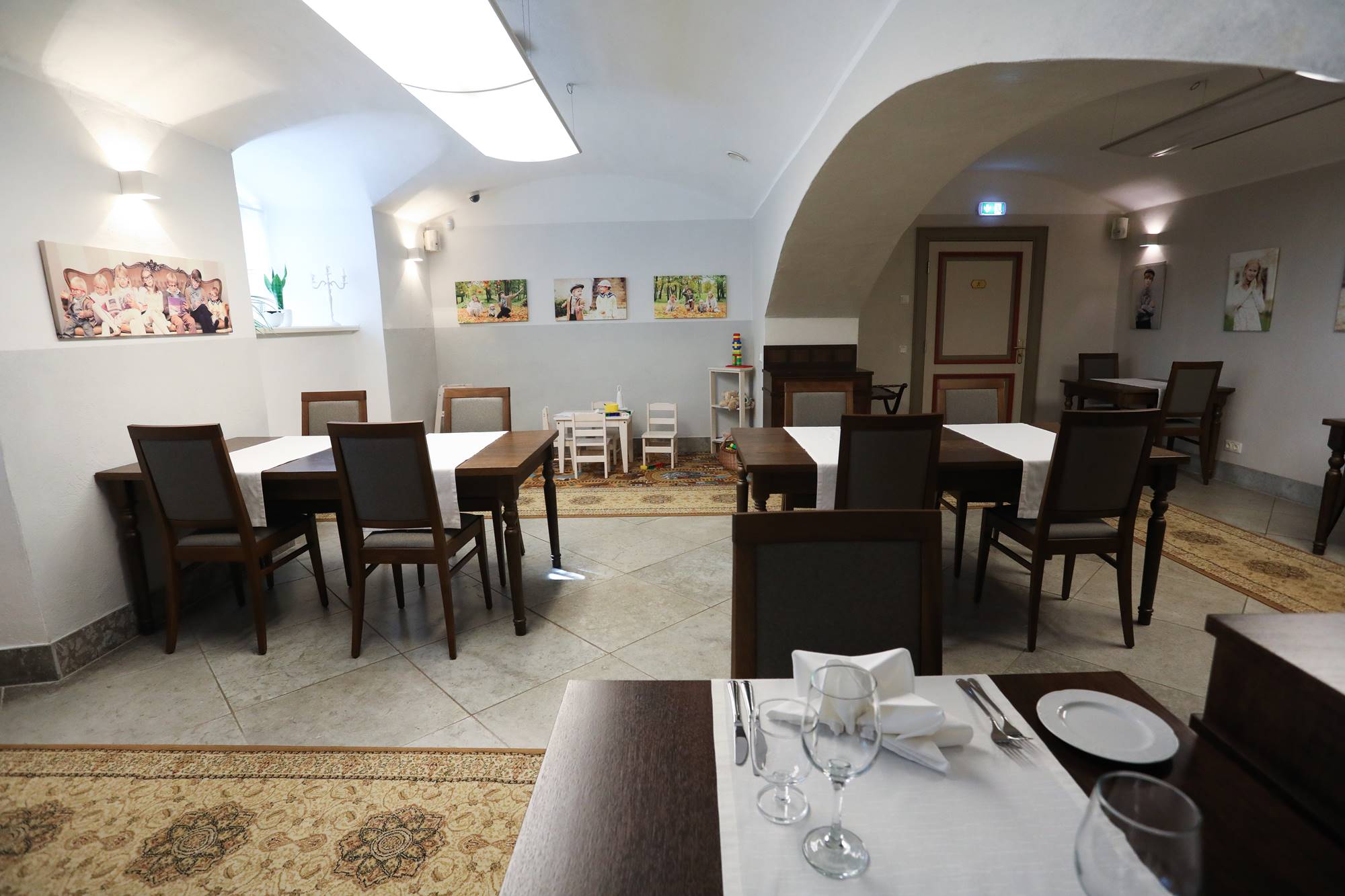 Saka Mõisa restoran Cliff peresaal laudadega