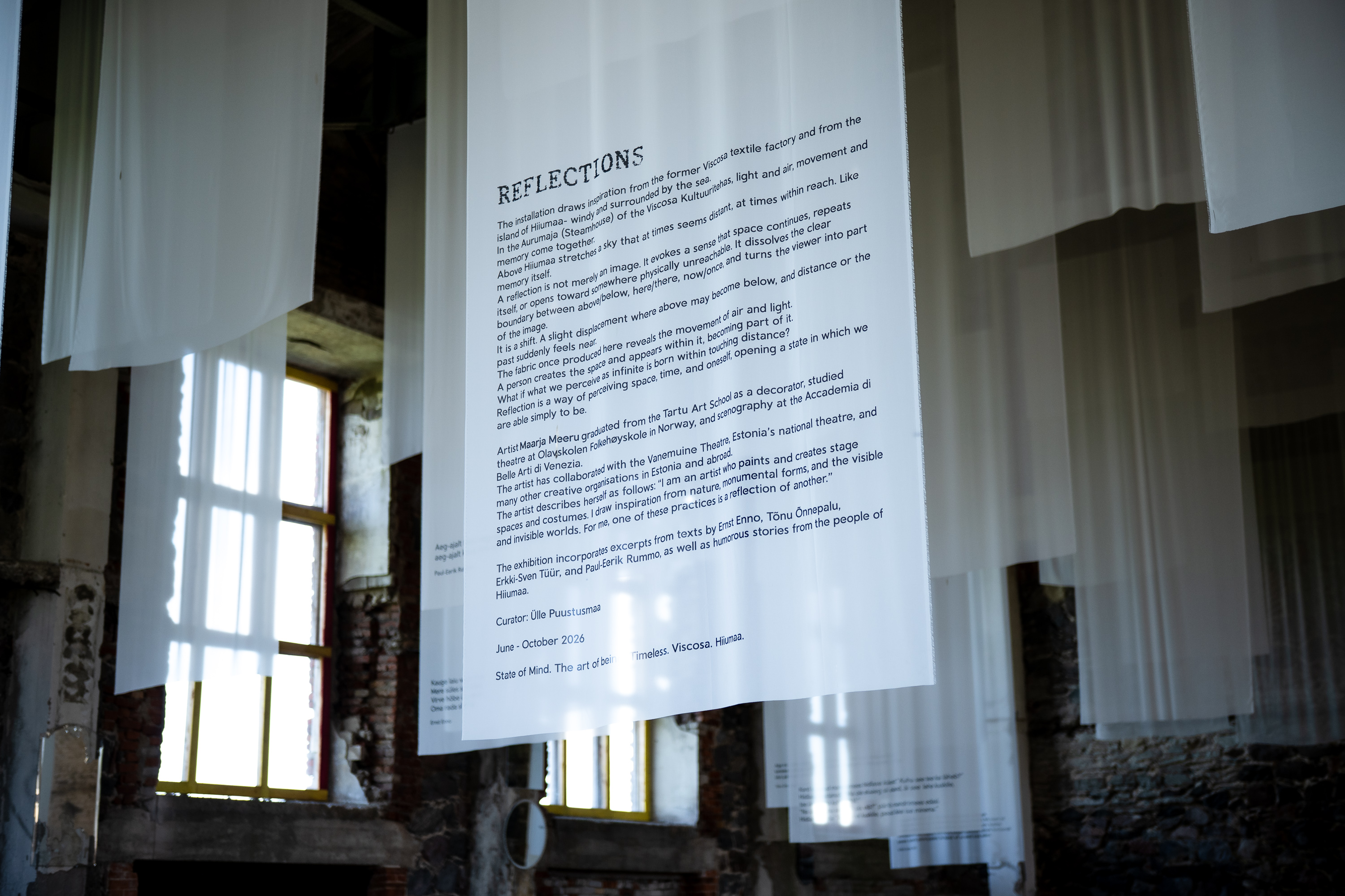 Maarja Meeru installatsioon "Peegeldused" Viscosa Aurumajas ingliskeelne näituse tekst kardinal