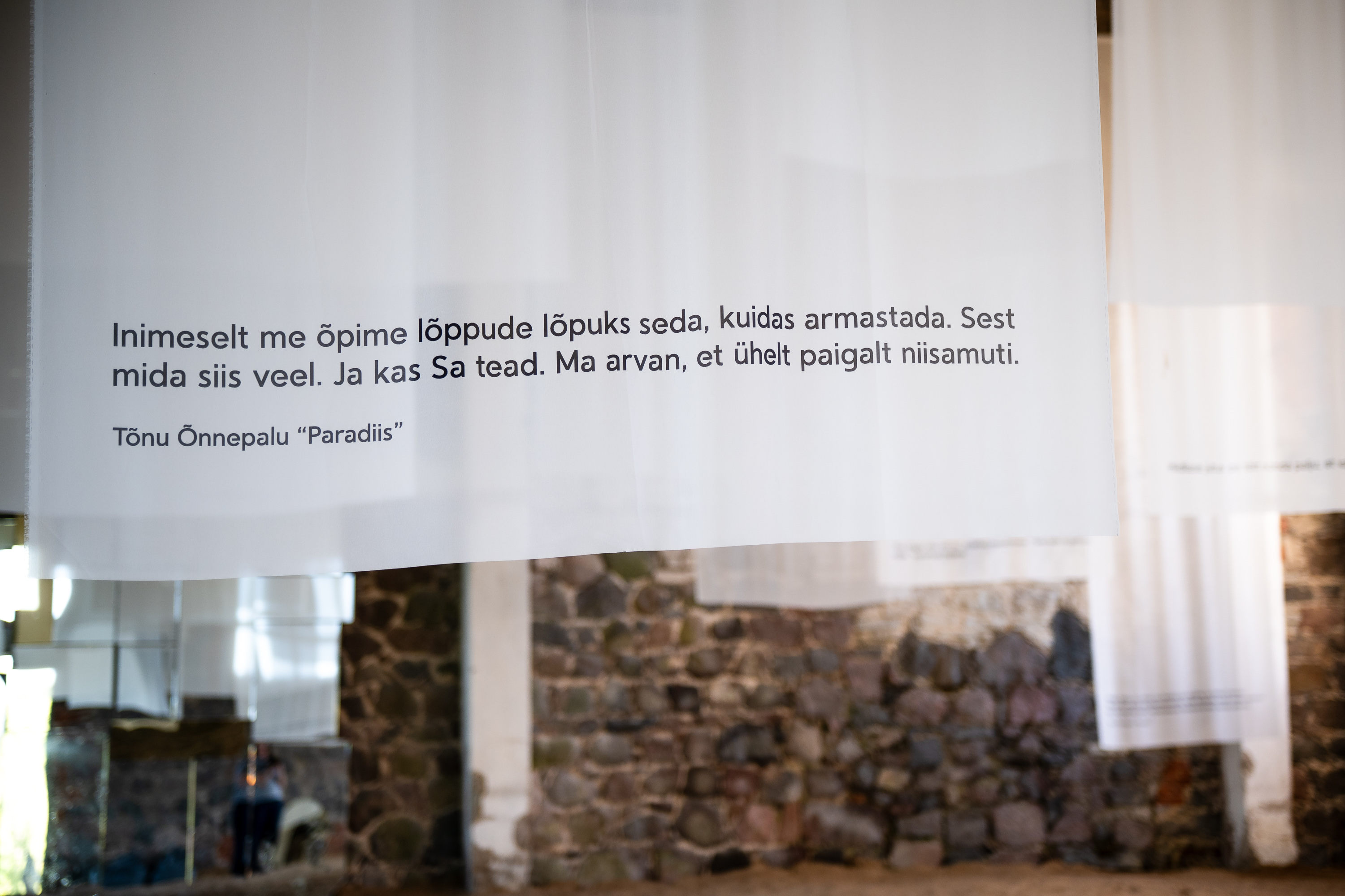 Maarja Meeru installatsioon "Peegeldused" Viscosa Aurumajas valgel kardinal Õnnepalu tsitaat