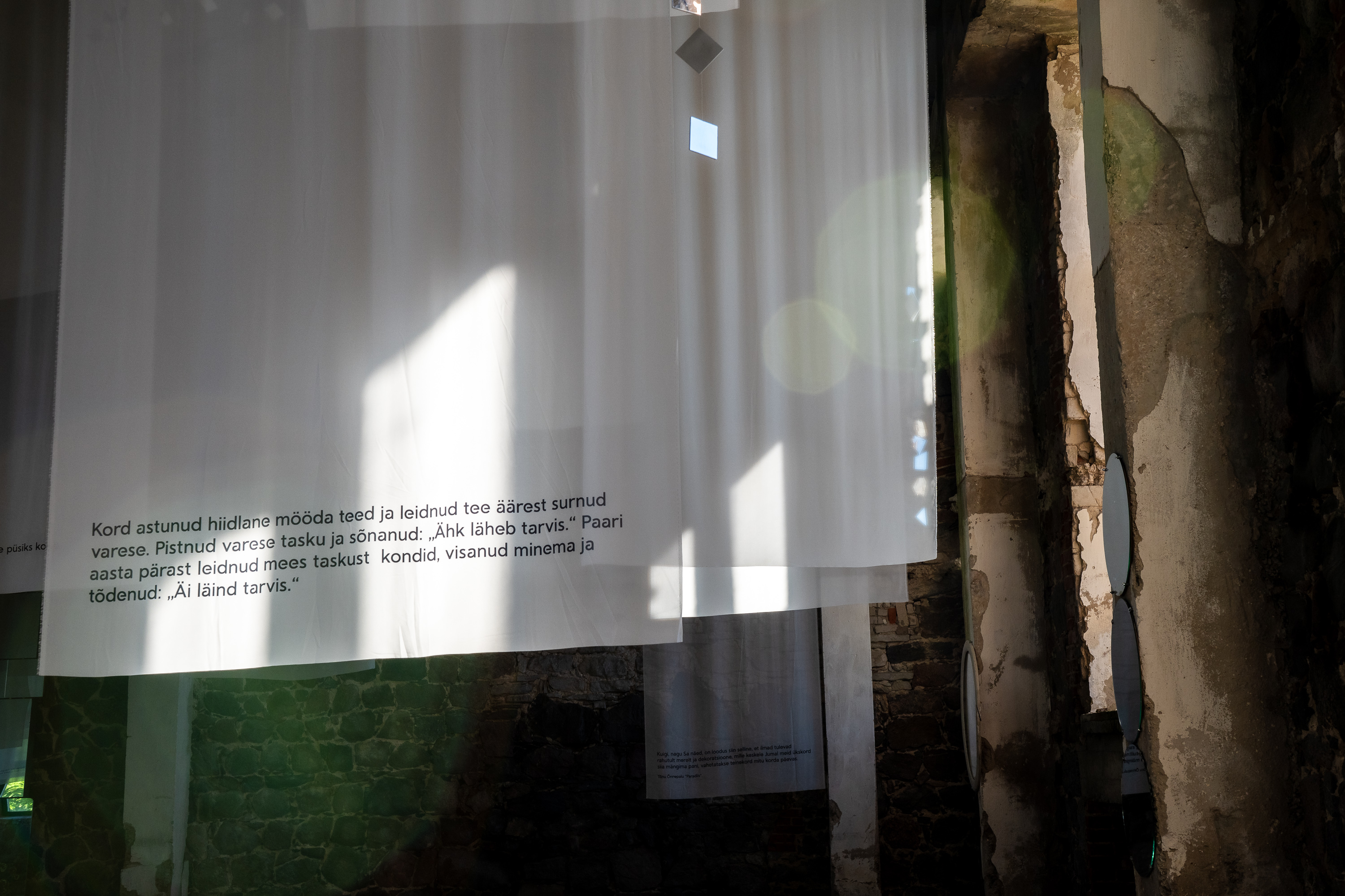 Installatsioonis "Peegeldused" Viscosa Aurumajas on valgetel kardinatel tsitaadid Hiiumaast