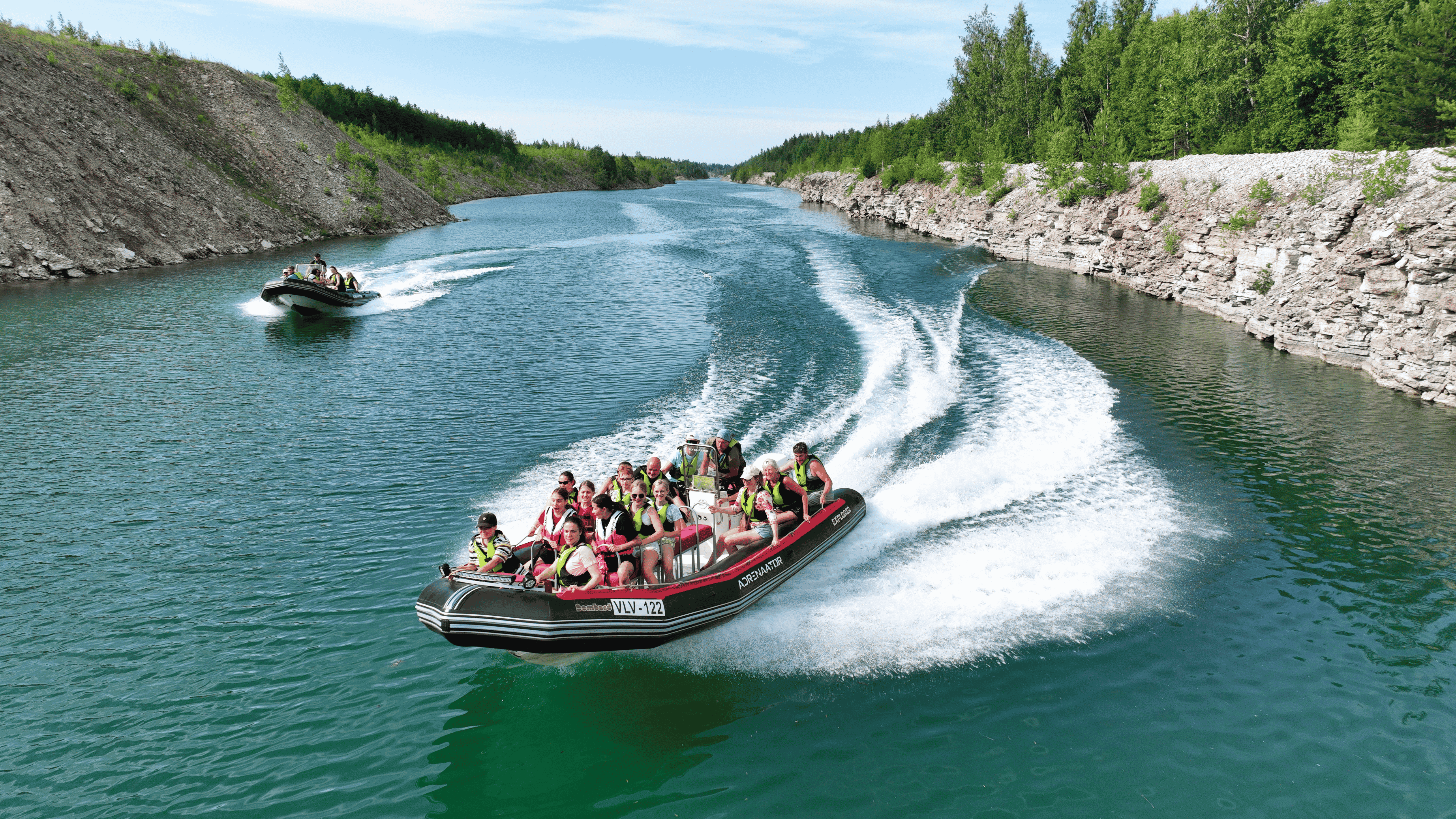 Erfahren Sie ein wirklich tolles Erlebnis, indem Sie an Kanu- oder Rafting-Boot-Ausflügen im einem von Wasser gefülltem Ölschiefertagebau oder auf dem