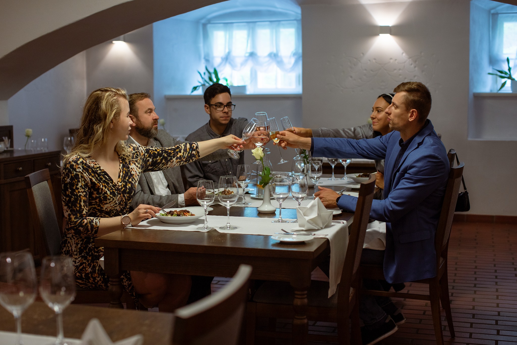 Saka Mõisa restoran Cliff võlvsaalis inimesed söömas