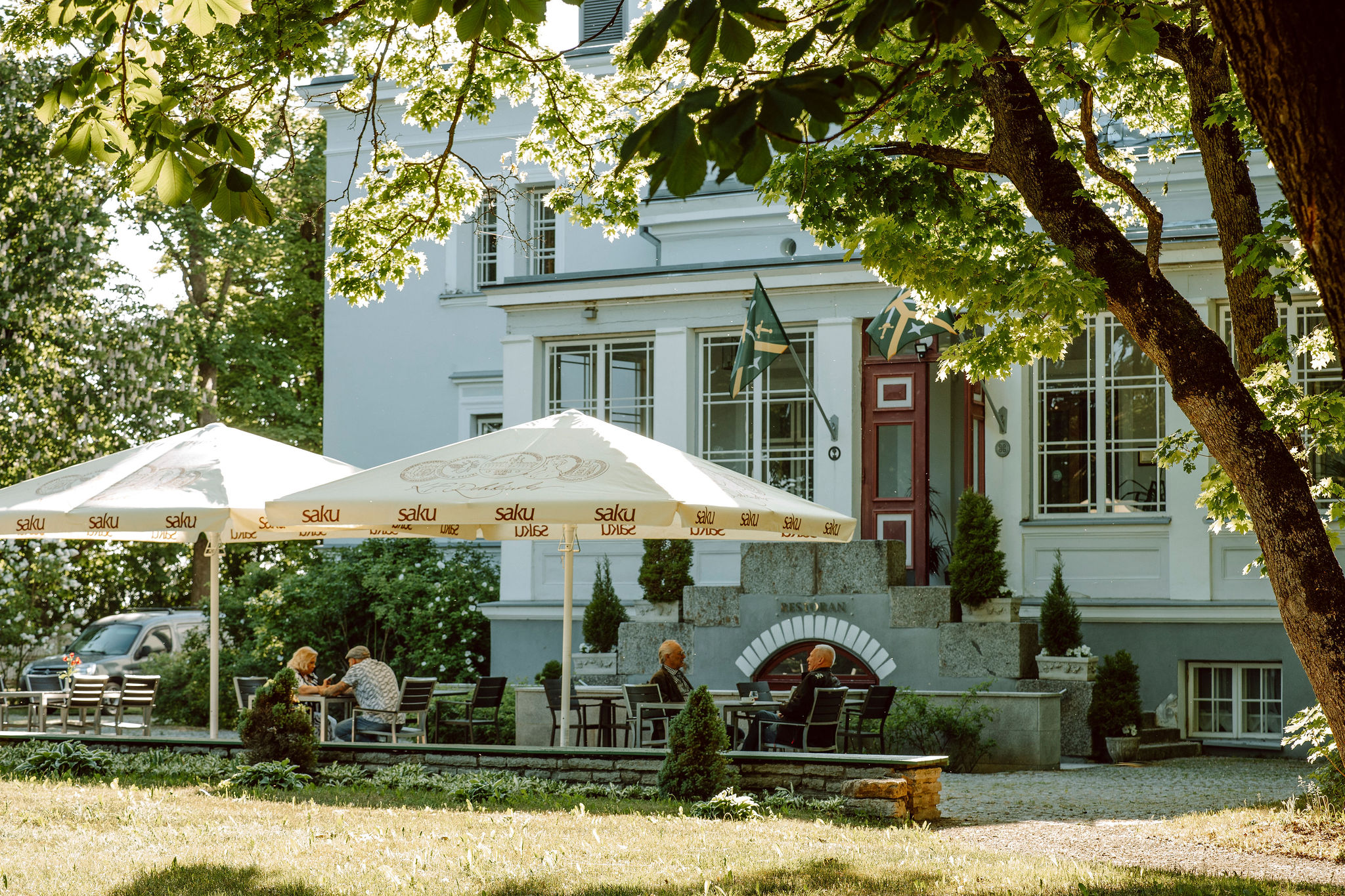 Saka Mõisa Härrastemajas restoran Cliffi suveterass
