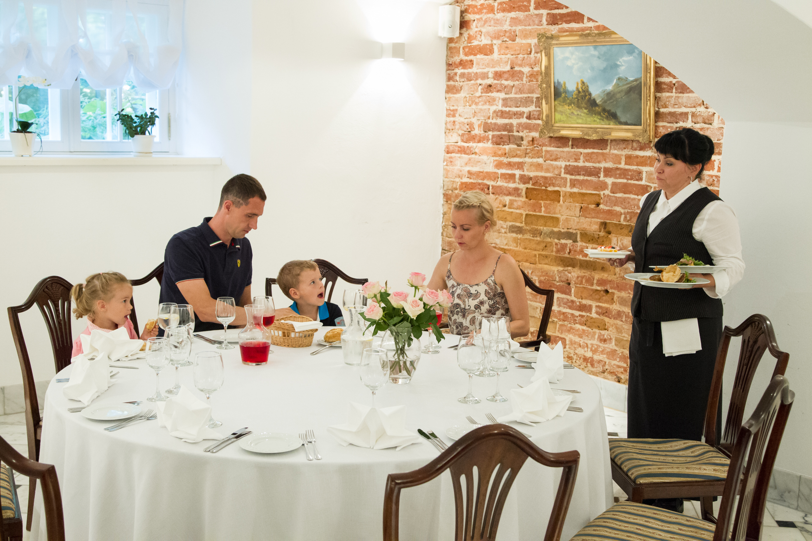 Saka Mõisa restoran Cliff pere nautimas sööke