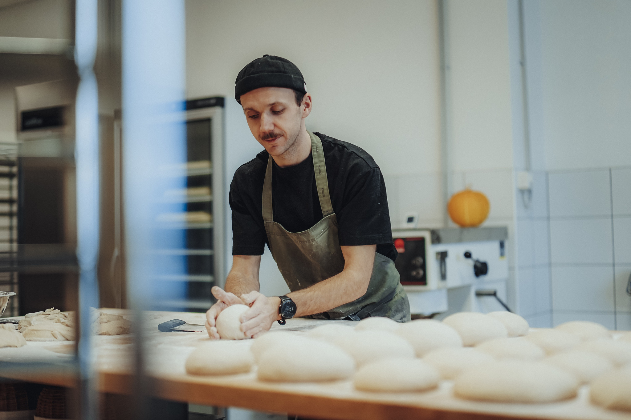 We are a small bakery in Järvamaa where breads are made using classical methods from the best local organic flour. The mission of Samliku Pekker is to