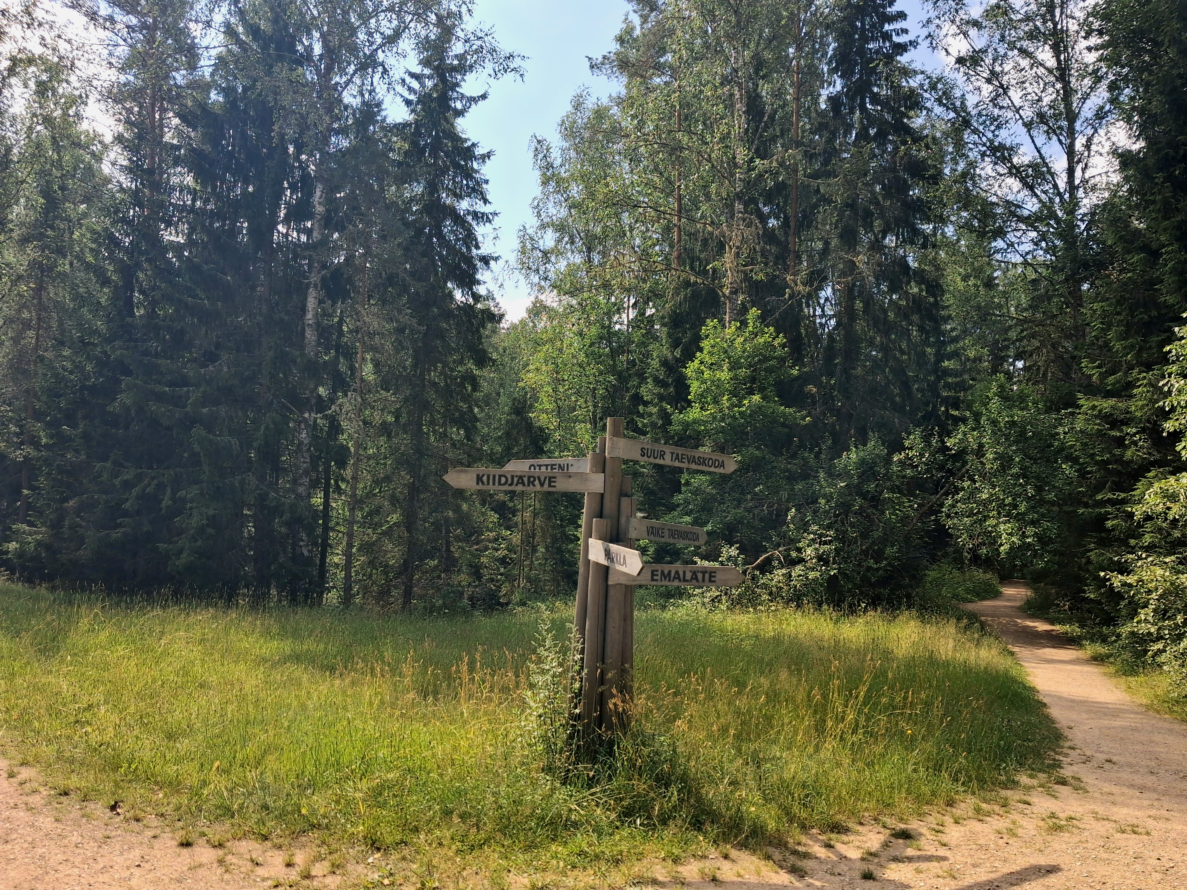Taevaskojan vaellusreitit on merkitty opasteilla.