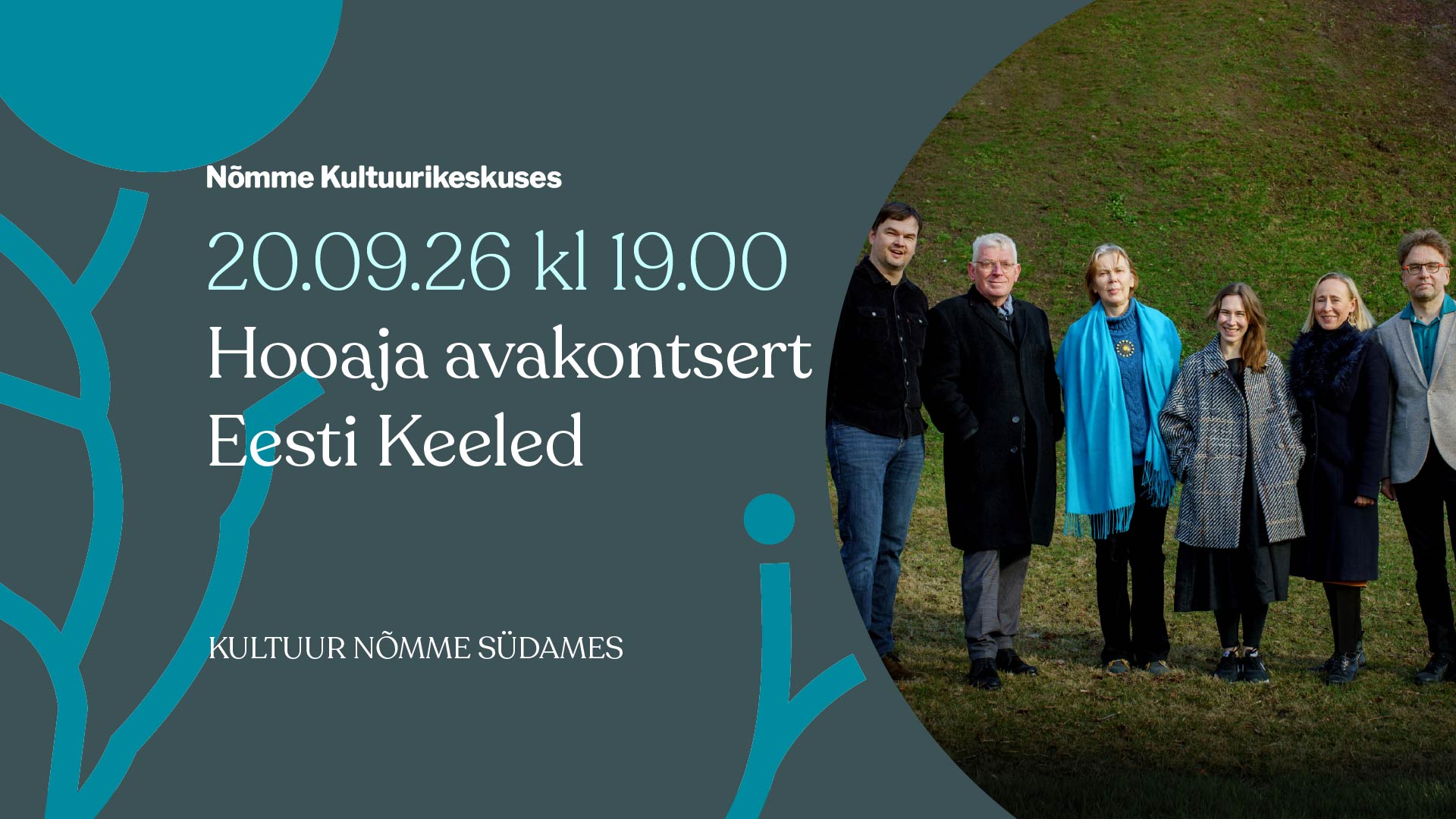 Kuus muusikut seisavad naeratavate nägudega.