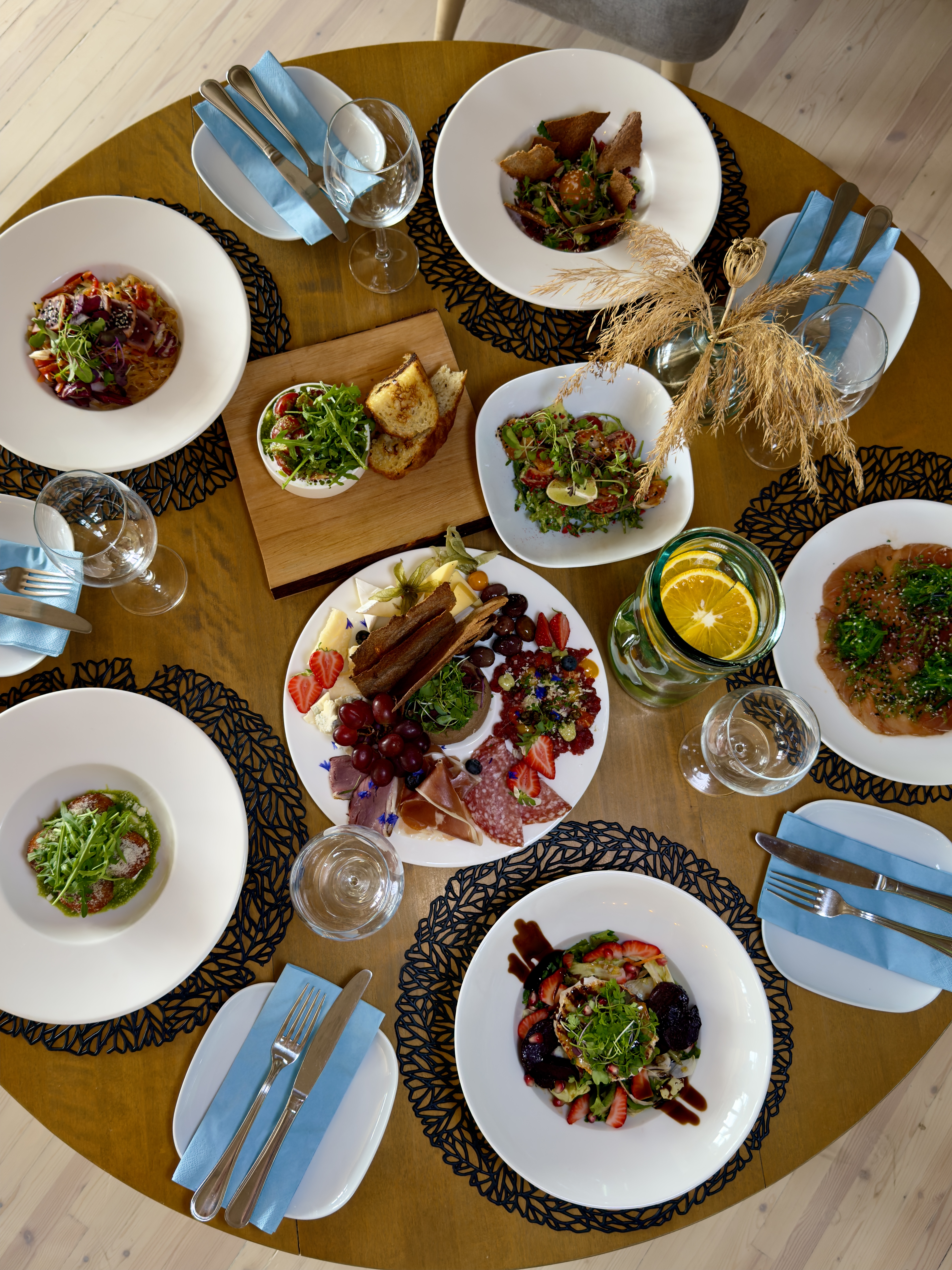 Sardiinia Resto & Lounge eri roogade, salatite ja suupistete