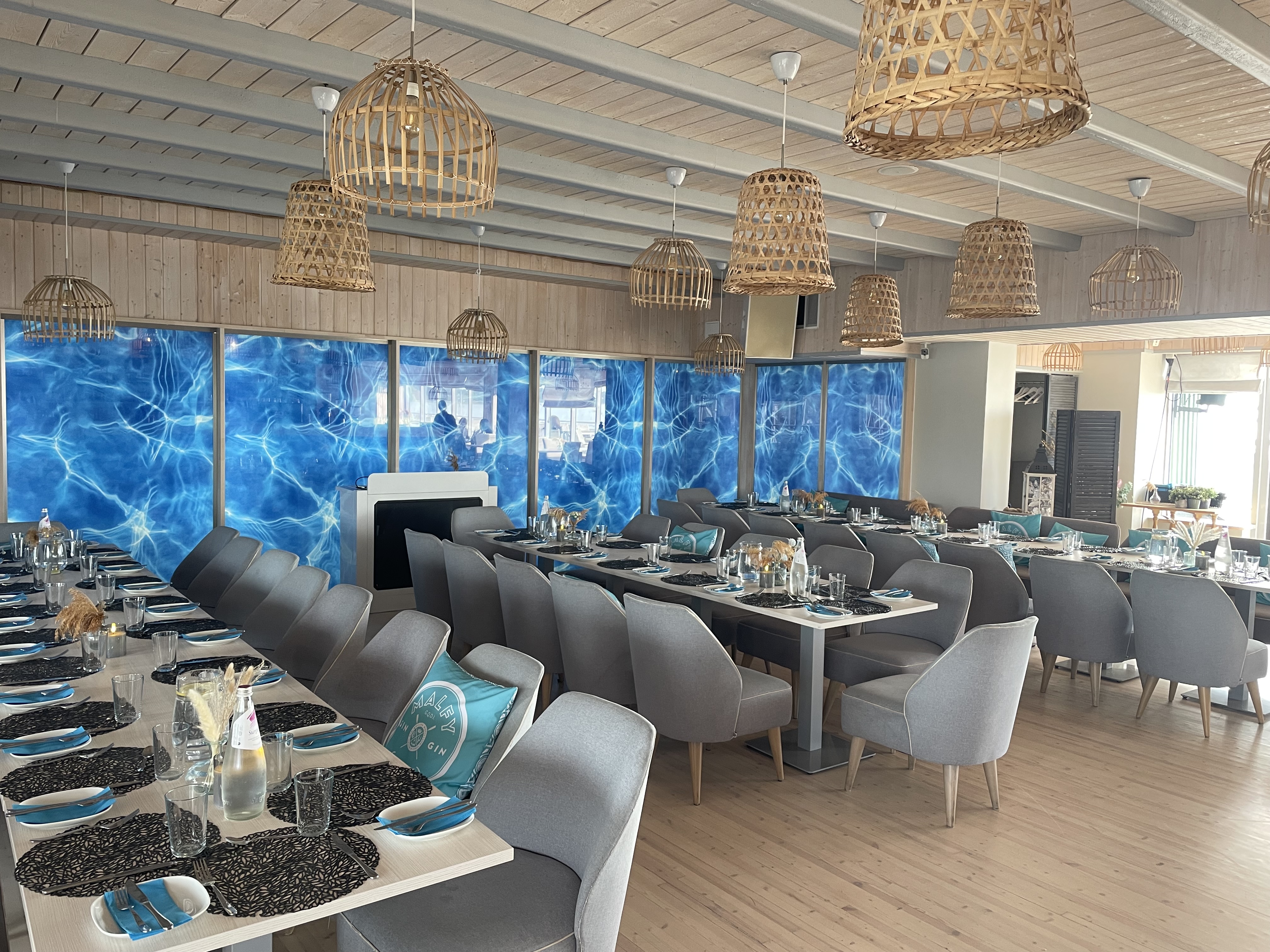 Sardiinia Resto & Lounge avar söögisaal sinise meremustrilise seinaga.