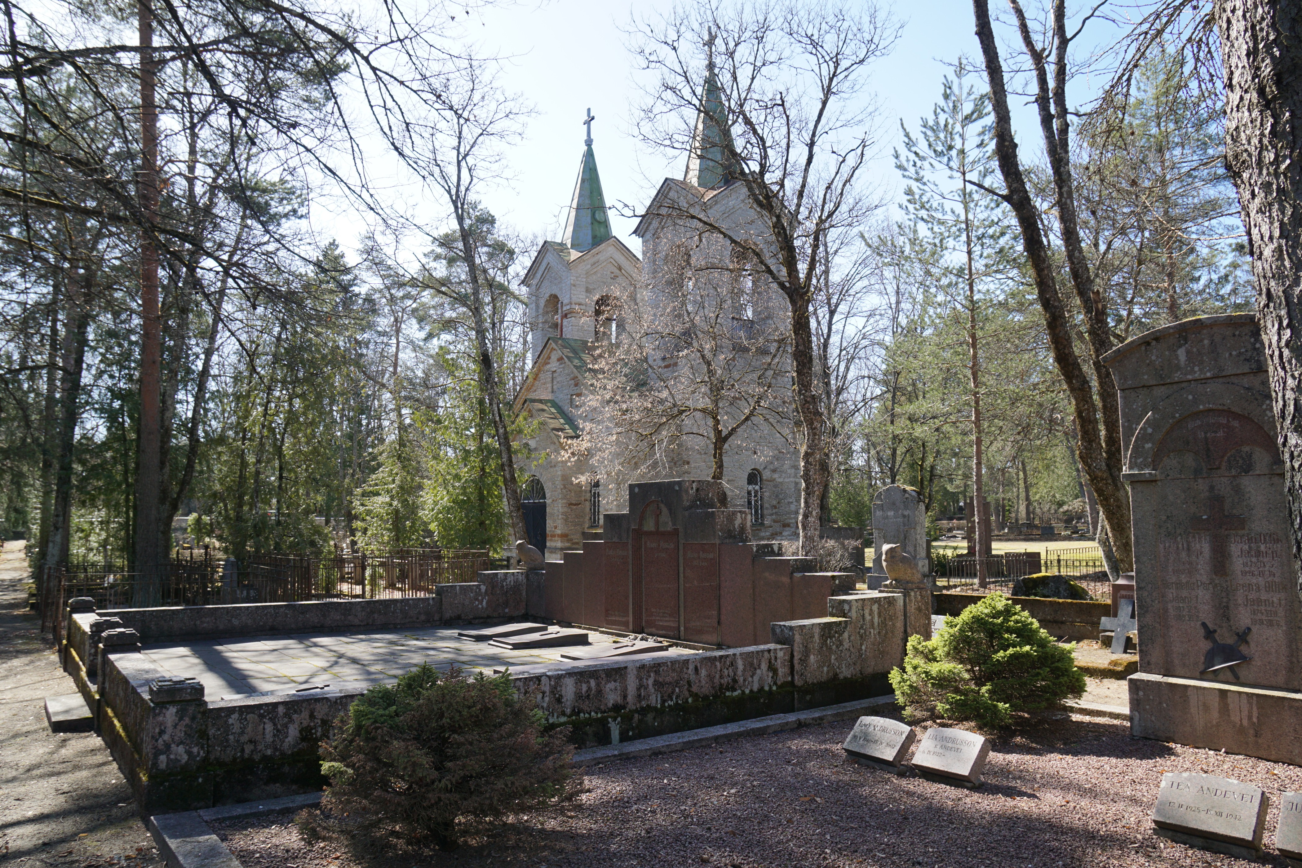 Rahumäele on maetud näiteks Jaan Koort
