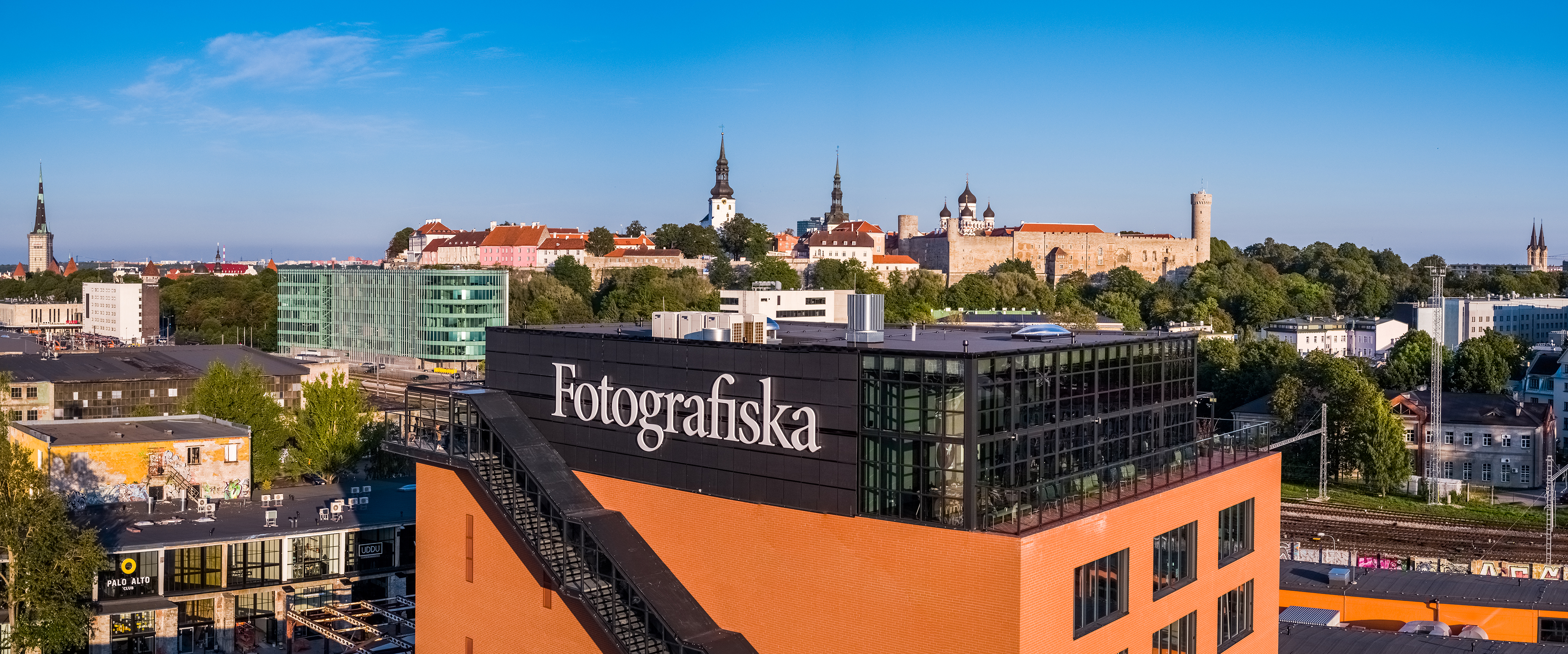 Fotogrāfiska Tallina un skats uz vecpilsētu