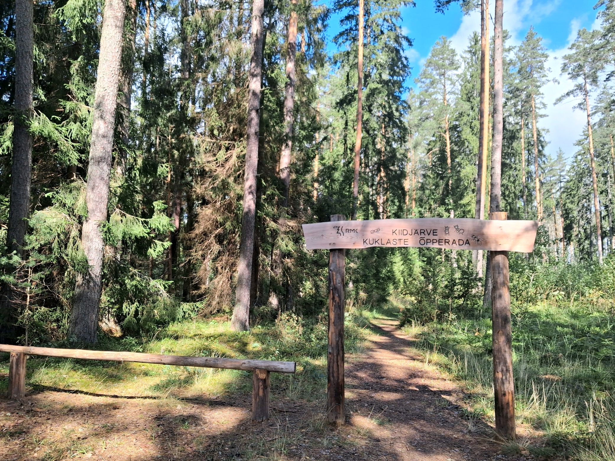 Kuklaste elukorraldust tutvustaval ca 1 km pikkusel rajal võib matkaja tunda end hiiglasena imetillukeste kuklaste maailmas. 20 hektaril paikneb 200 p