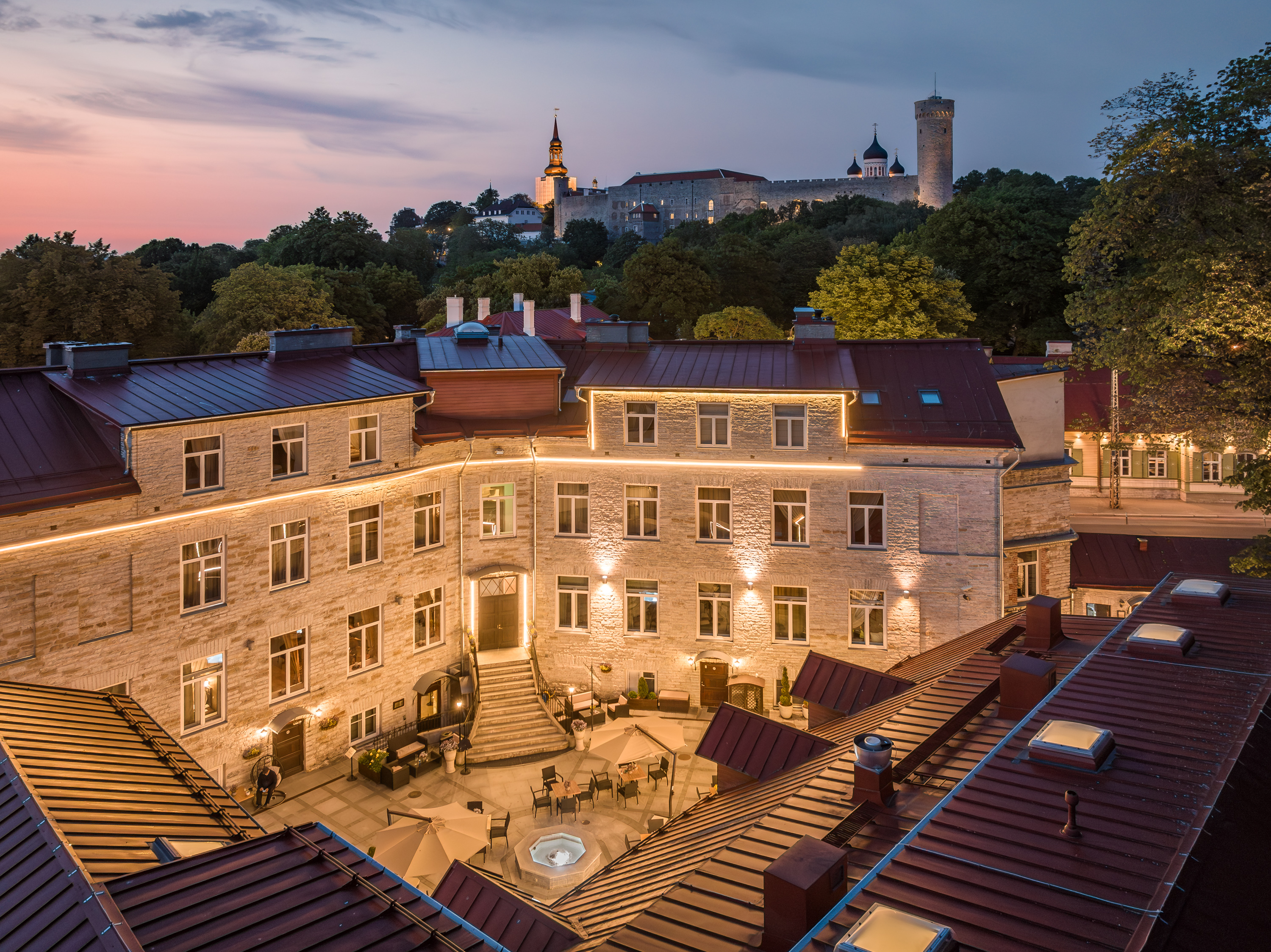 Das Von Stackelberg Hotel Tallinn am Fuß des Dombergs, an der Grenze der alten und der neuen Stadt, ist ein stilvolles Kalksteingebäude aus dem Jahr 1