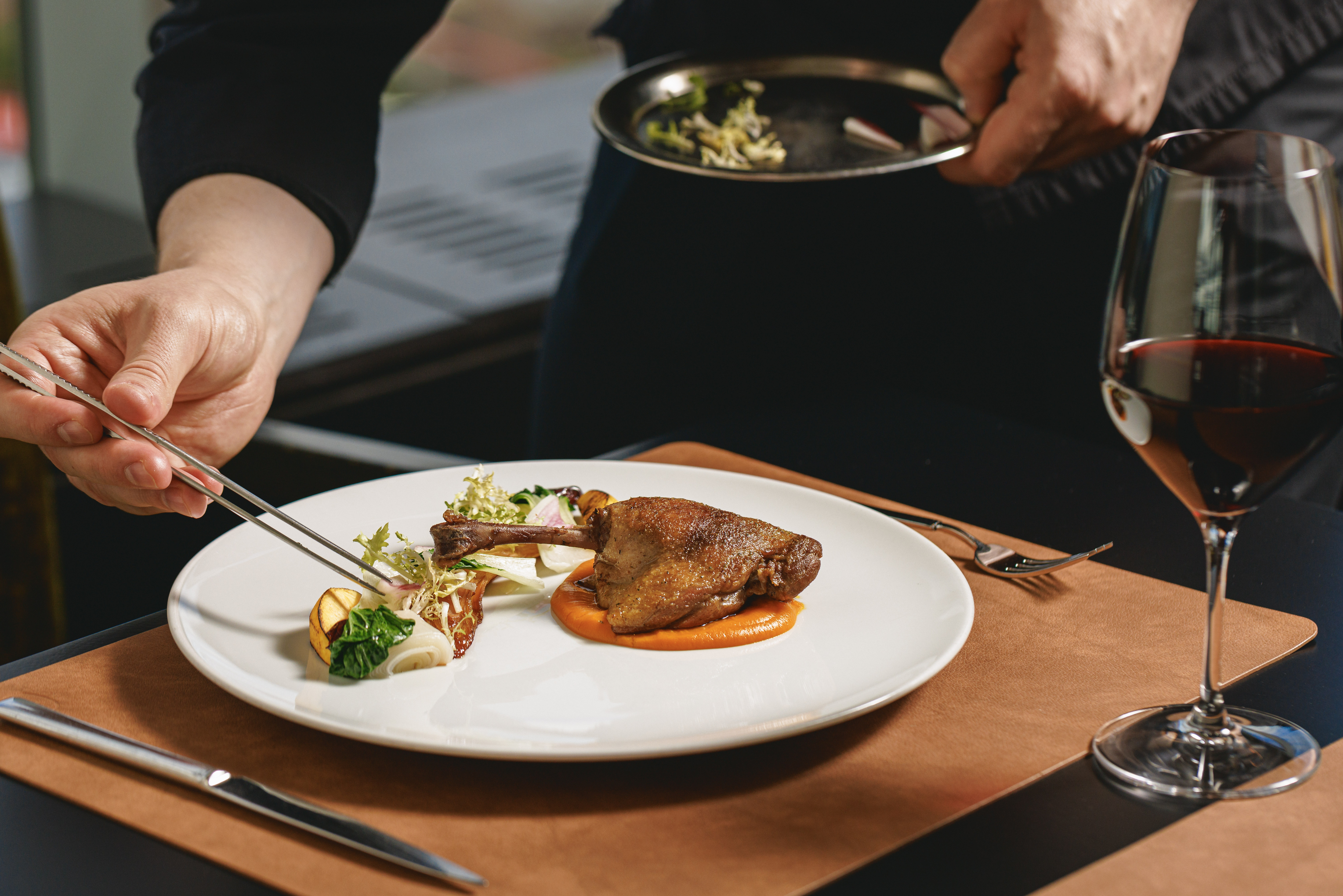 Kokk viimistleb liharooga köögiviljadega Horisont Restoran & Baaris Tallinnas