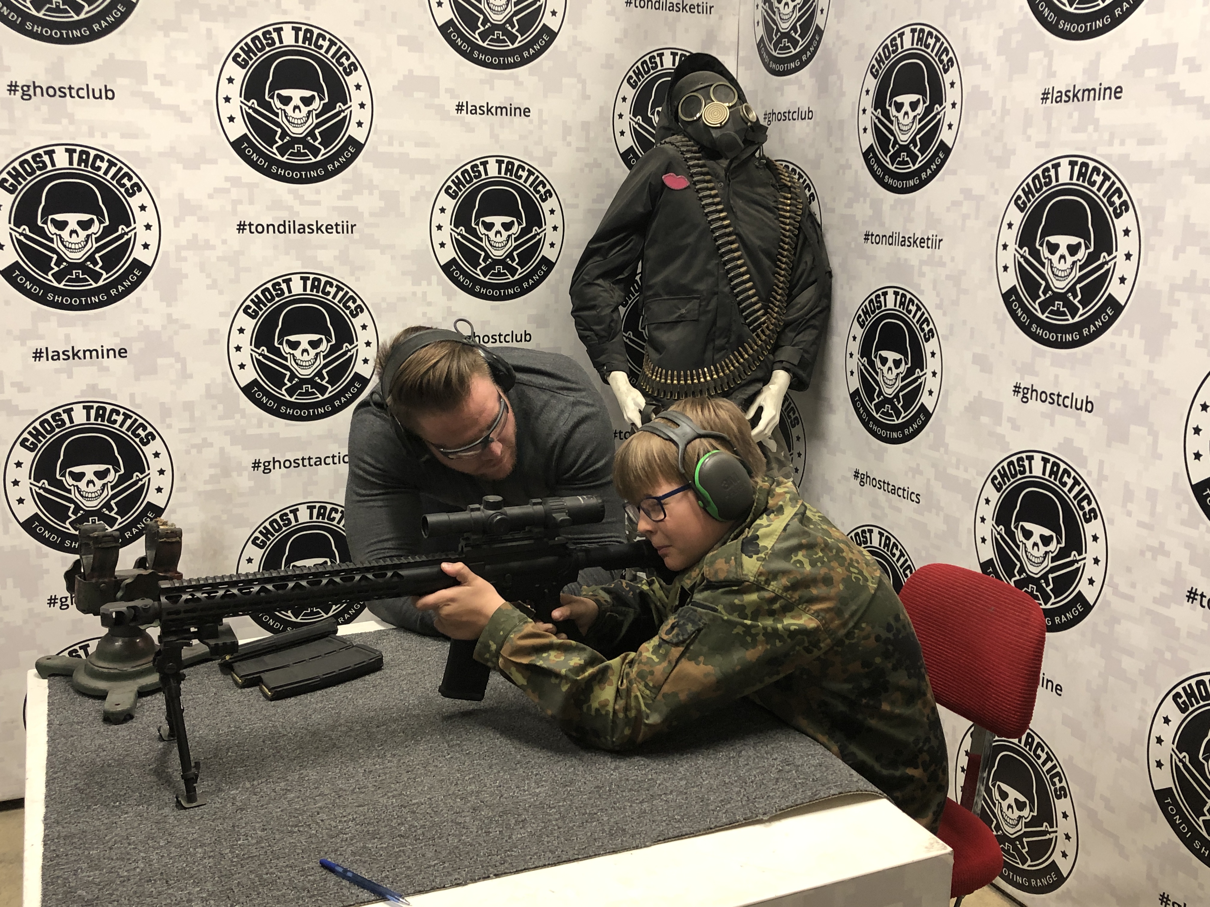 Kind und Anleiter auf dem Schießstand