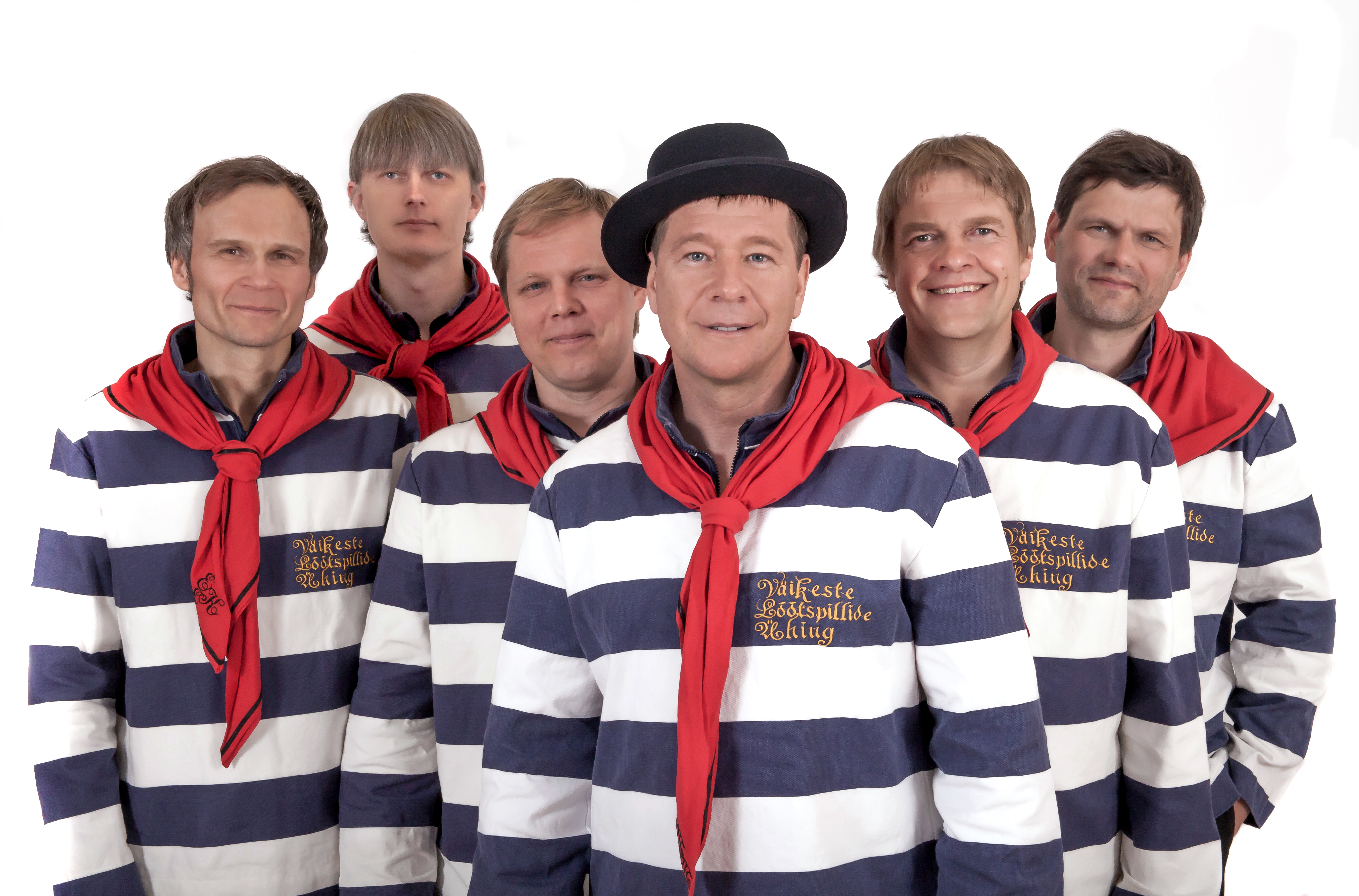 Väikeste Lõõtspillide Ühingu liikmed koos Marko Matverega