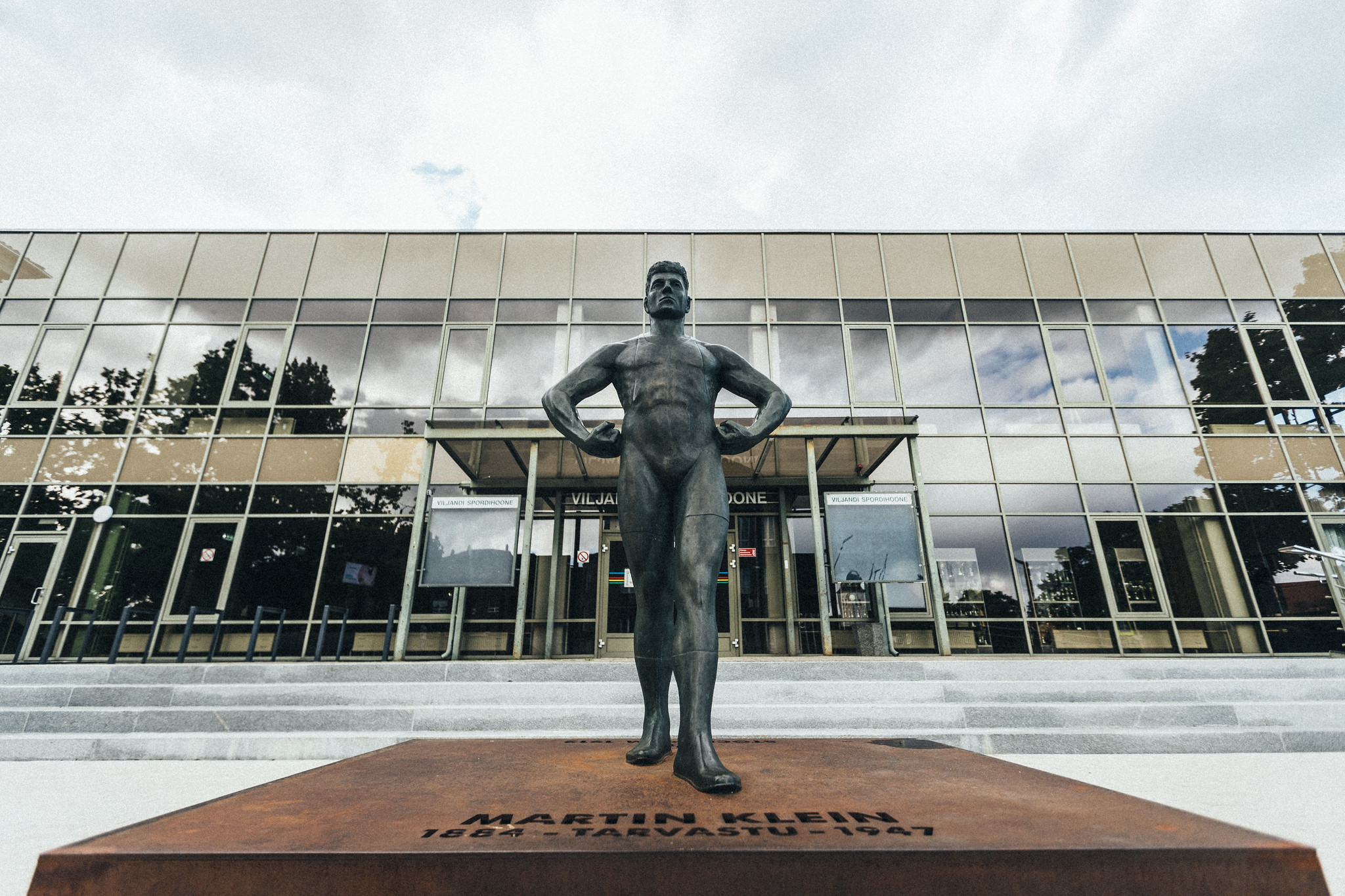 Martin Kleini monument Viljandi spordihoone ees