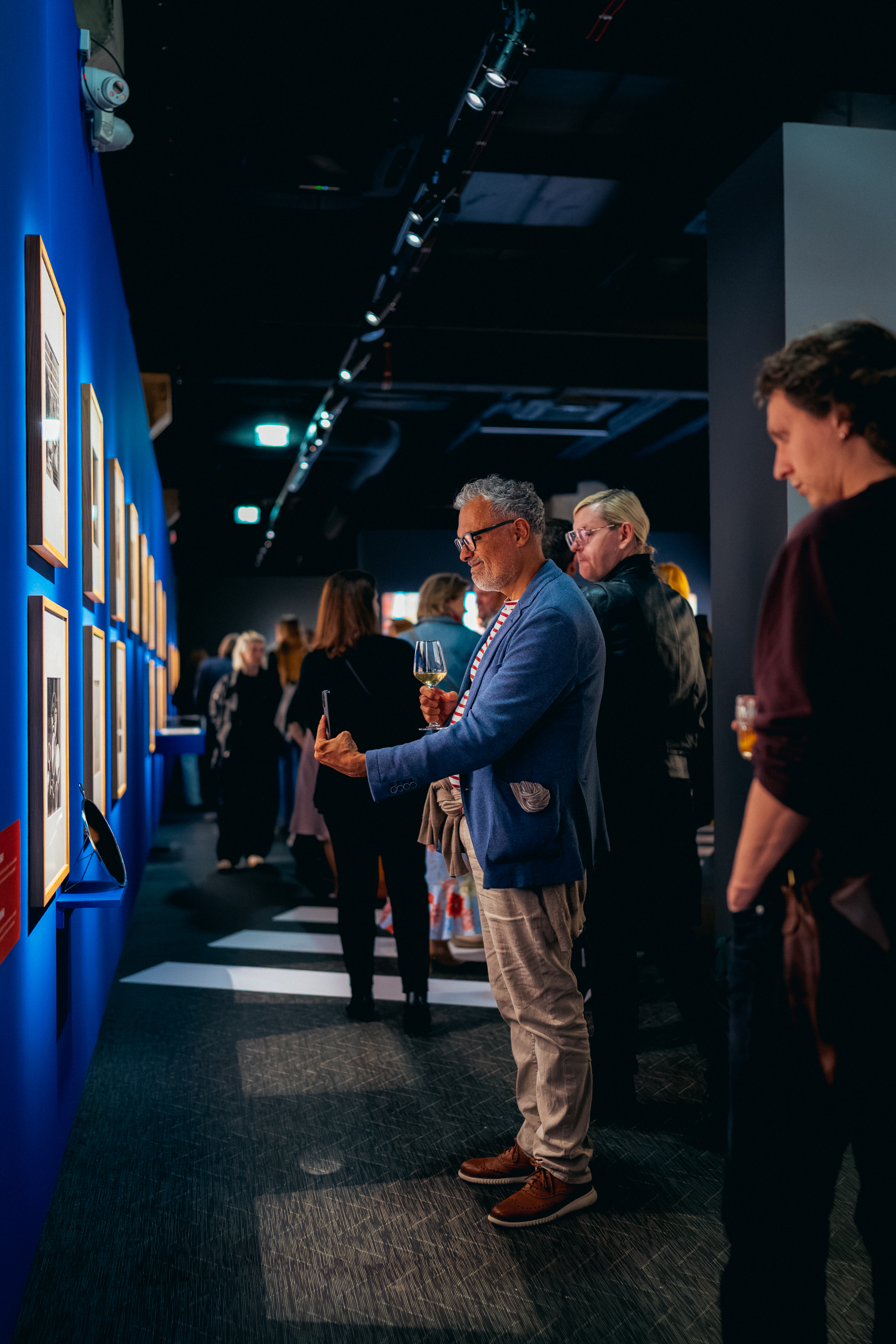 Külastajad Fotografiska Tallinna näitusel
