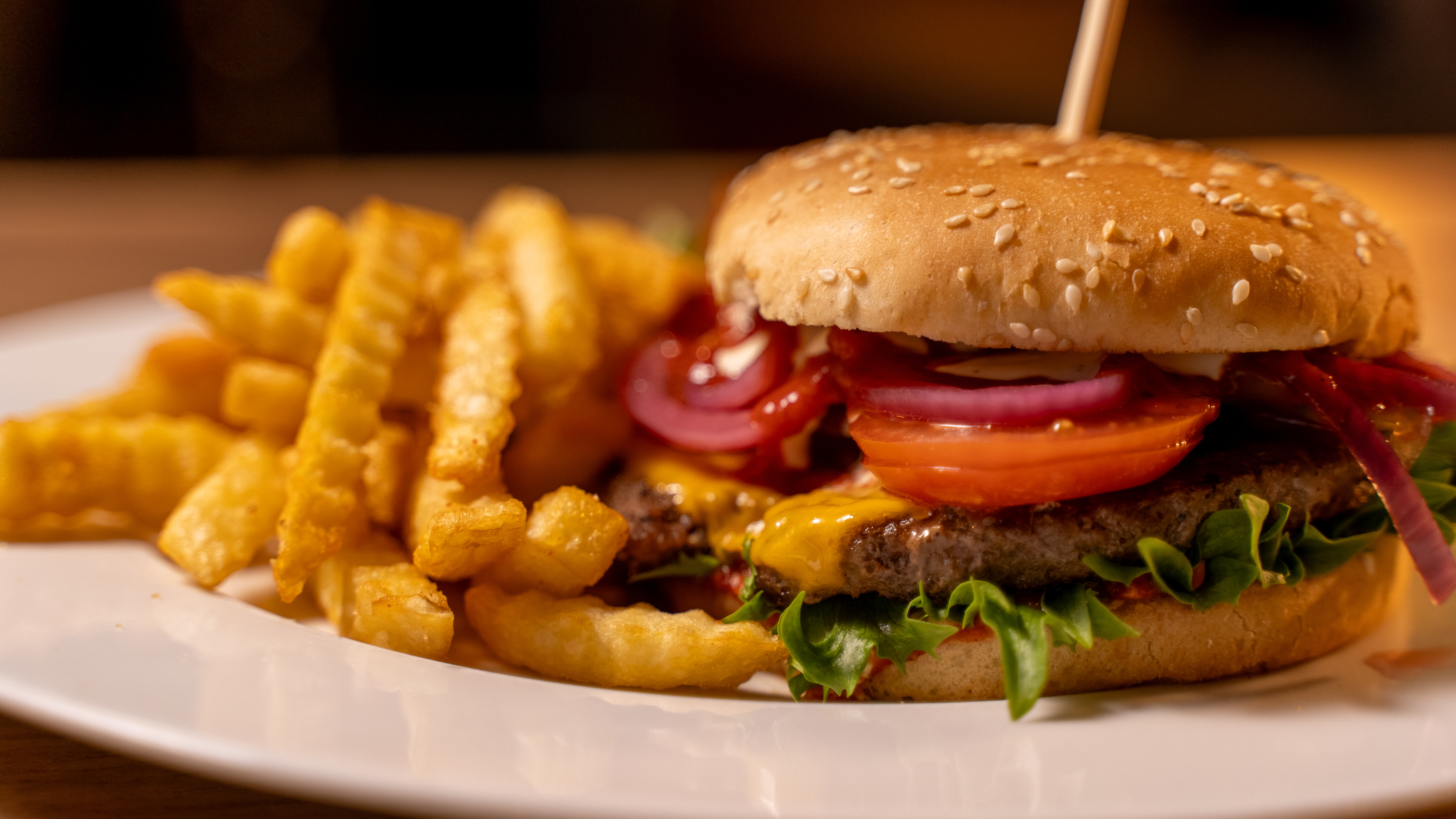 Seitse Merd Pubi burger friikartulitega