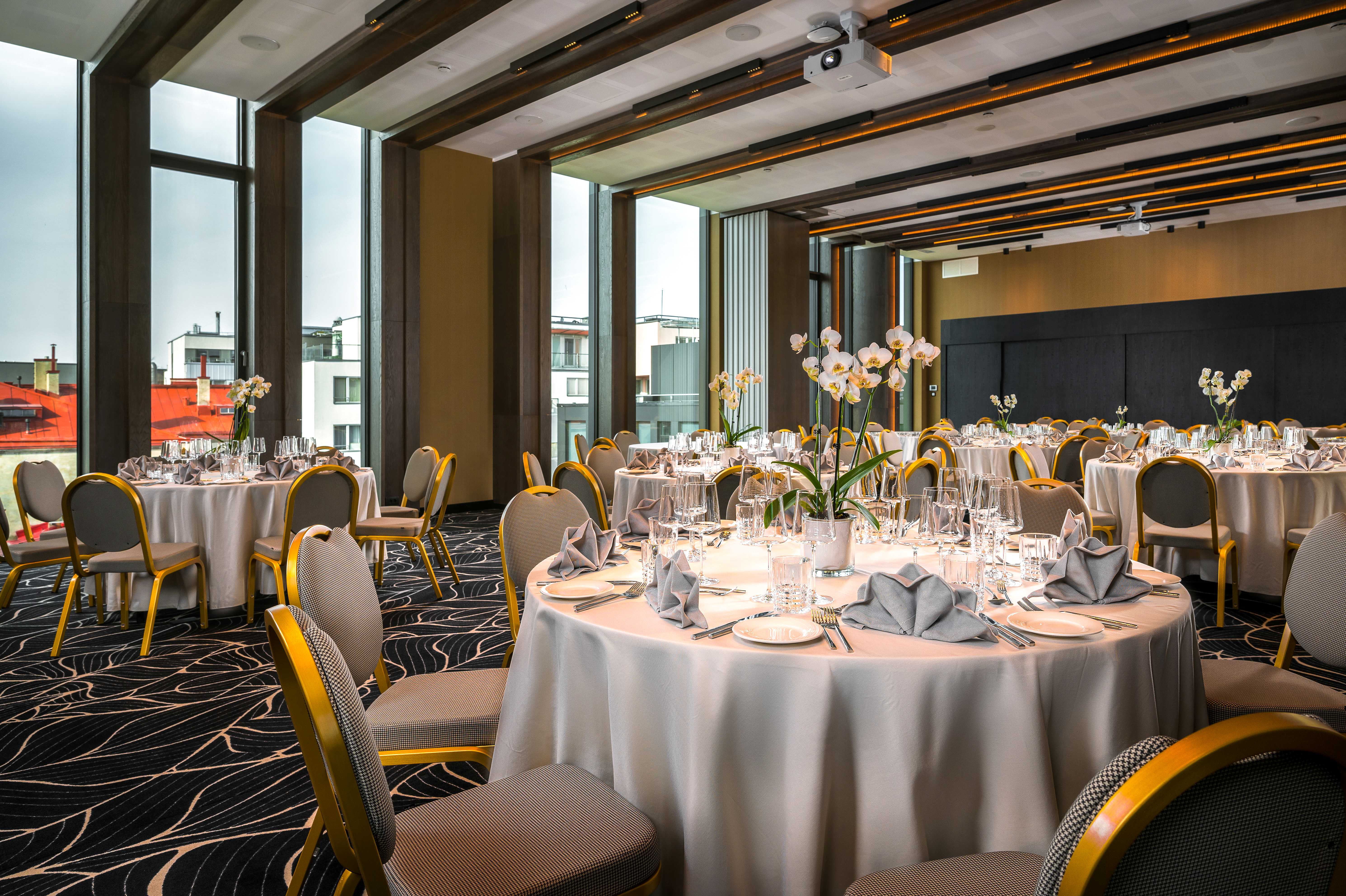 Mövenpick konverentsikeskus banketisaal koos kaetud laudadega