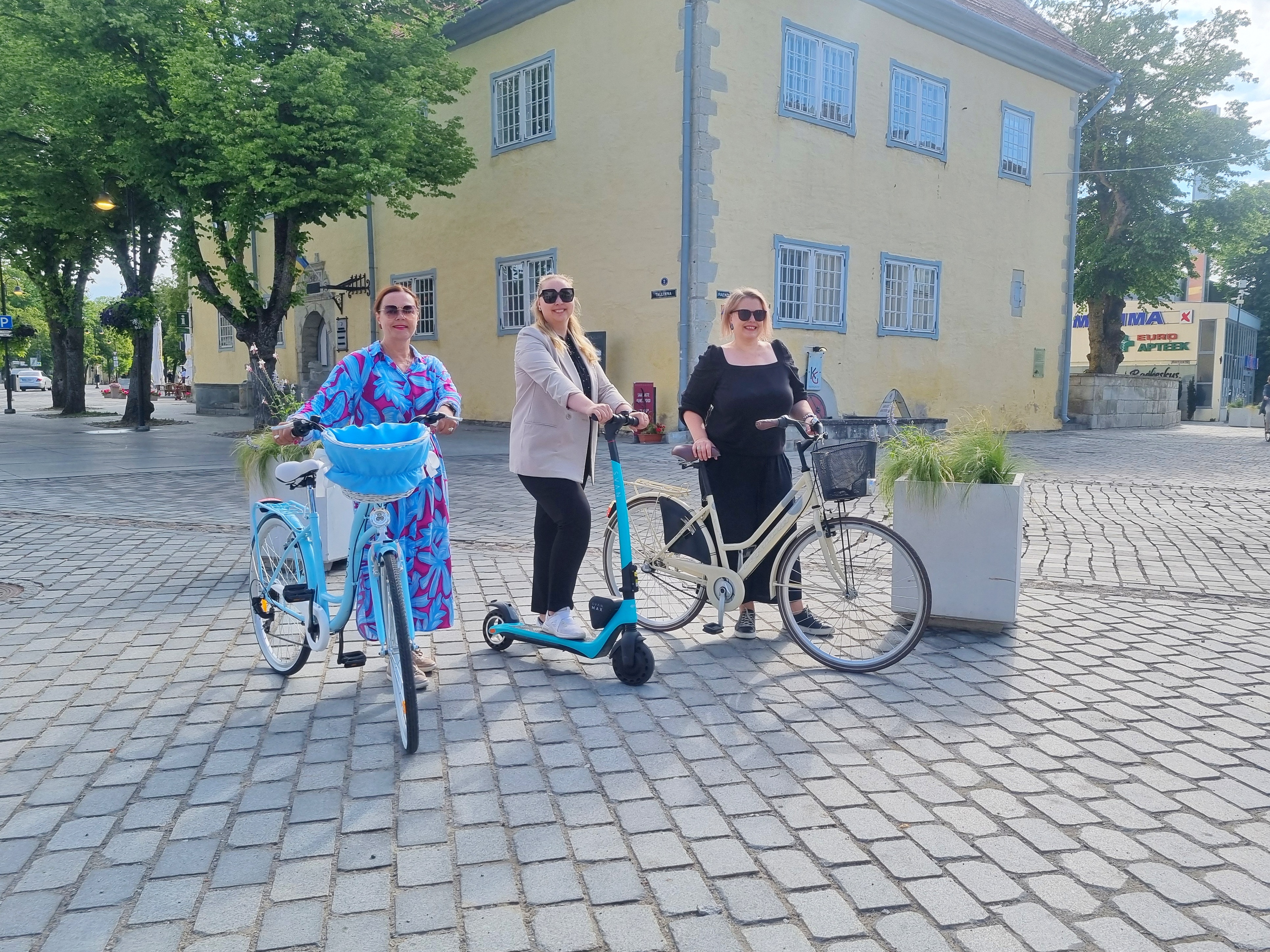 Rõõmsad naised ratastega Kuressaare kesklinnas