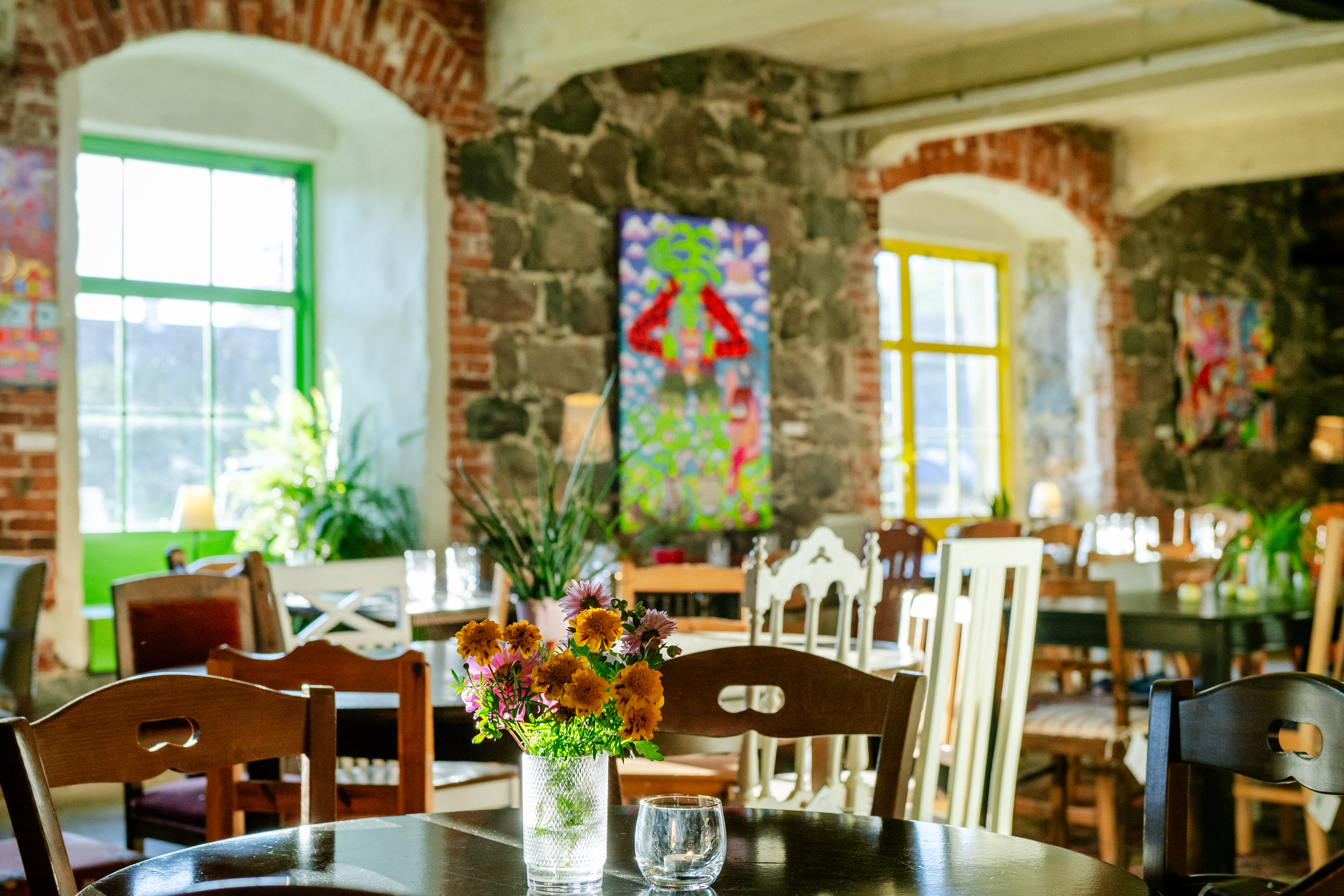 Viscosa Art Café asub Hiiumaal, ajaloolises Viscosa Kultuuritehases. Suvehooajal avatud kohvik pakub menüüd, mis ühendab Hiiumaa kohalikke maitseid me