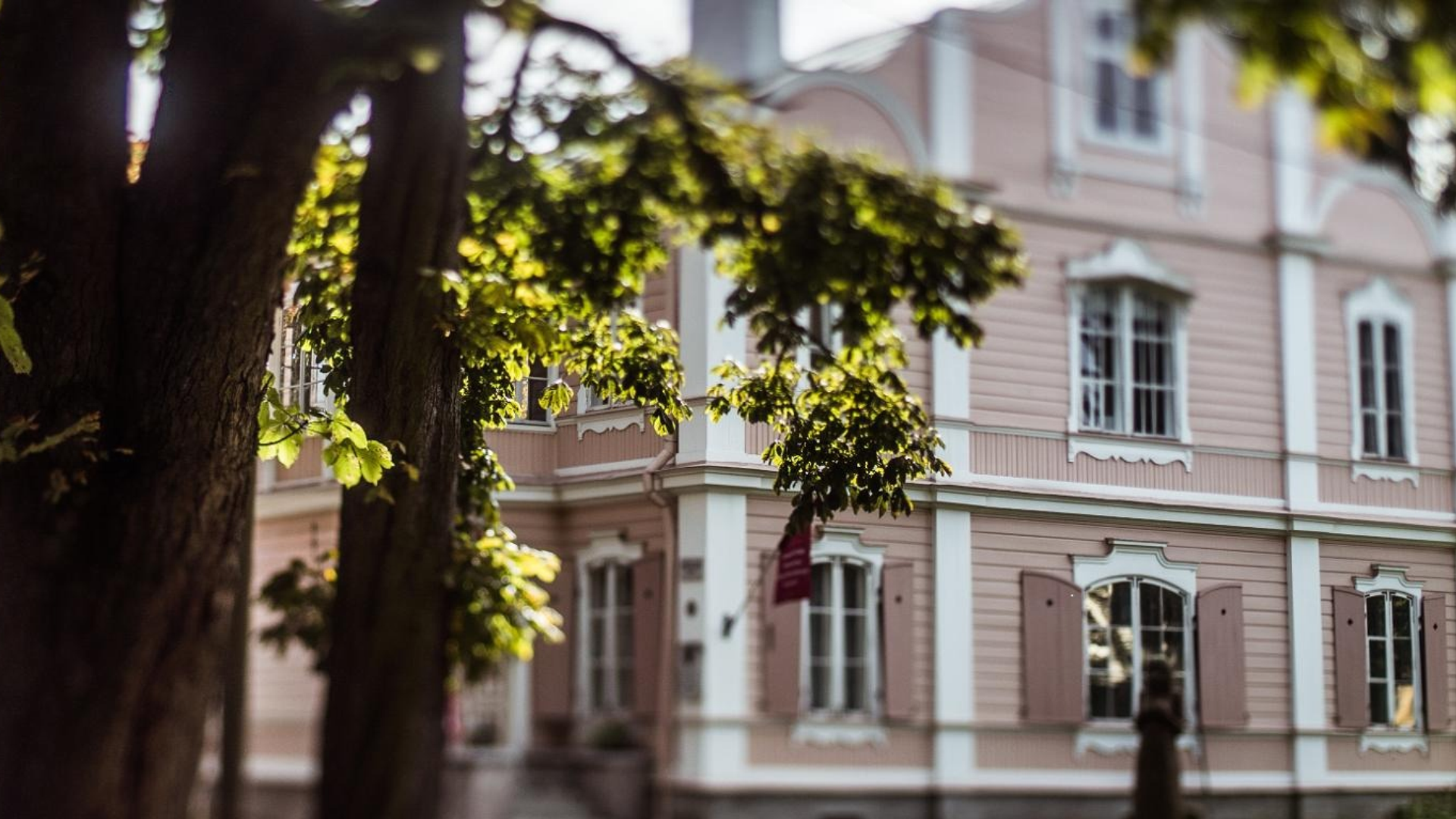 19. sajandi keskpaiku Kadrioru lossivalitsejale ehk kastellaanile ehitatud neobarokses majas asuv interjöörimuuseum tutvustab Eesti 20. sajandi ühe me