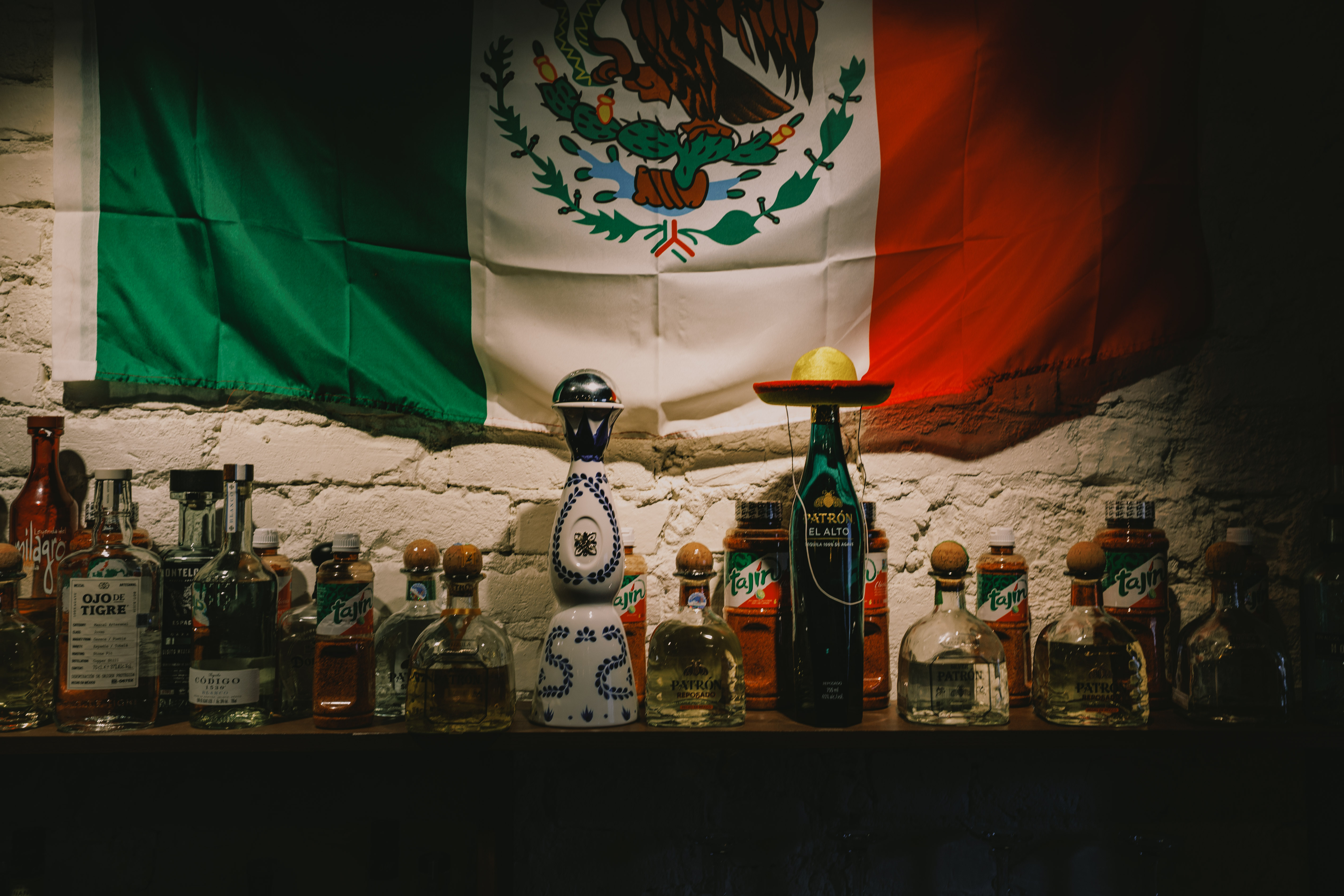 Tequila ja mezcali joogivalik baaris.
