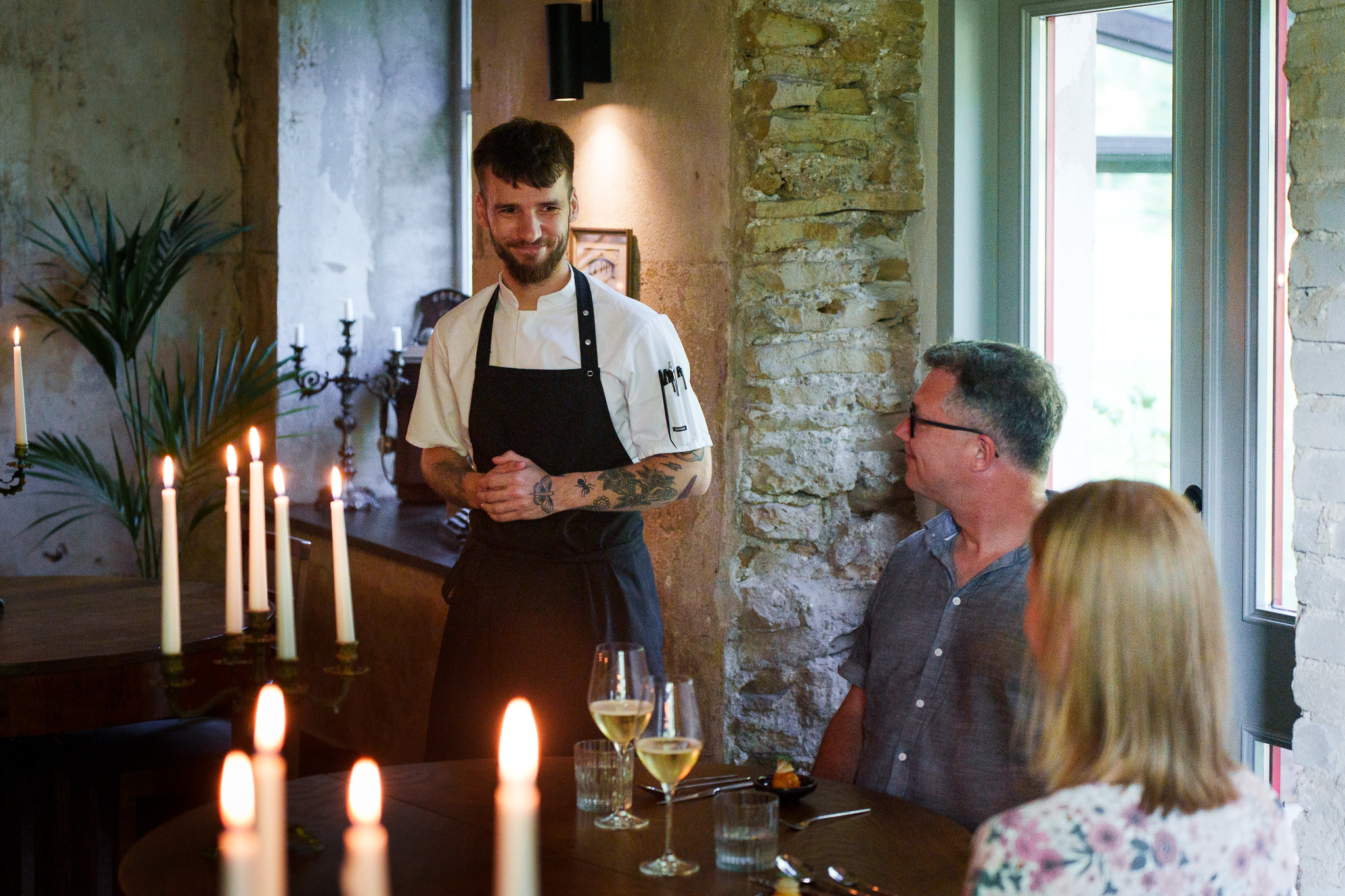 Kutsume Sind eksklusiivsele 8-käigulisele õhtusöögile Maidla mõisa endisesse teenijatemajja. SOO ei ole tavaline restoran. See on maagiline gastronoom