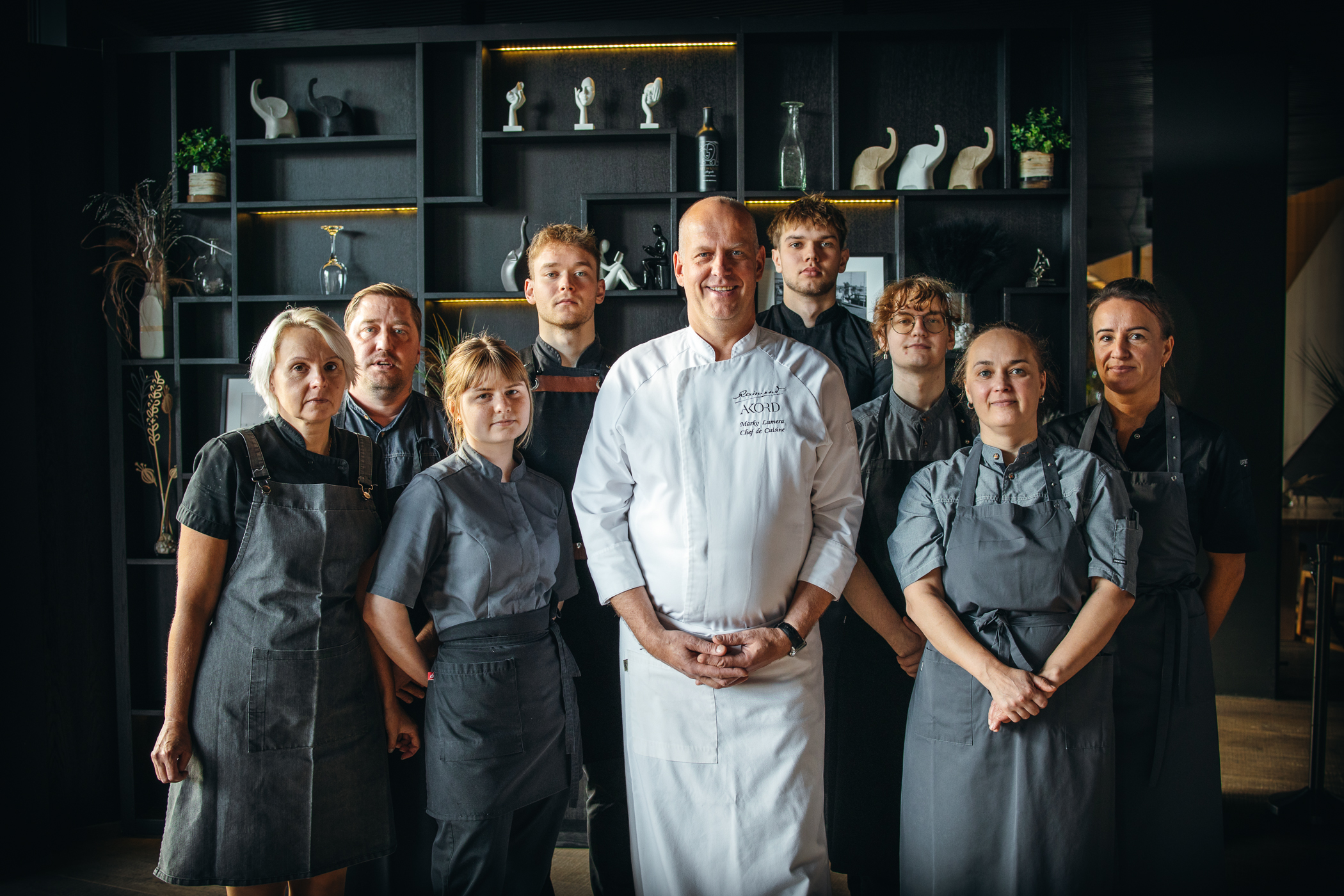 Fine dining restoran Raimond asub Pärnu rannas Hedon SPA & Hotelli merepoolses küljes, samas kompleksis ajaloolise Mudaravila hoonega. Suvisel periood