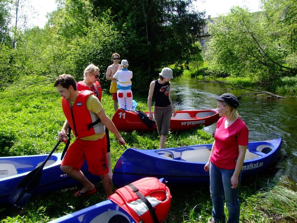 Die Kanuwanderung auf dem Oberlauf des Võhandu Fluss (auch bekannt als der Fluss Pühajõgi)