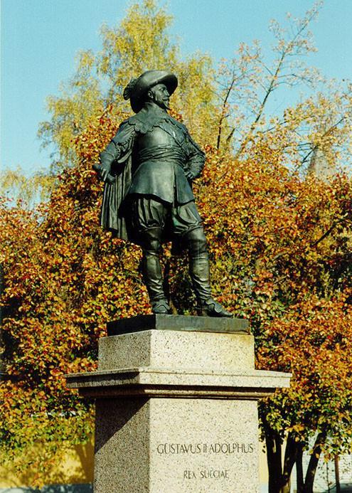Kustaa II Aadolfin patsas syksyllä, kun lehdet ovat keltaisia